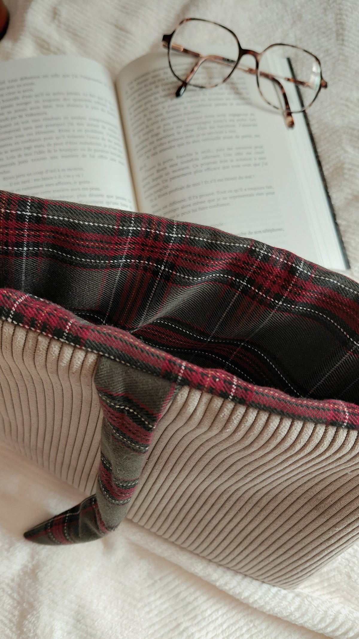 Pochette a livre velours taupe et tartan vert et bordeaux.