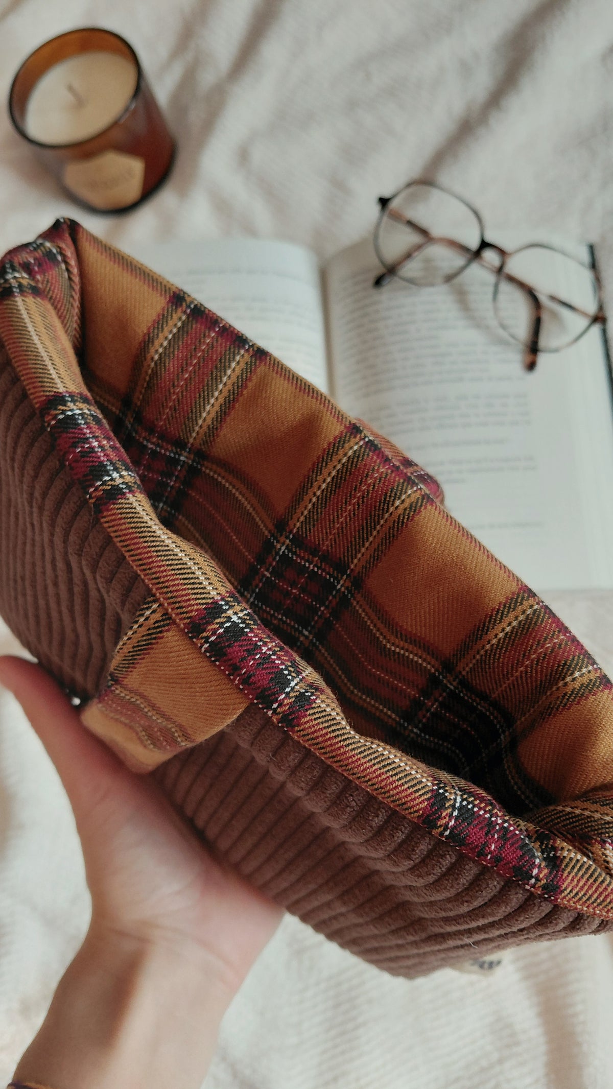 Pochette a livres format poche de la collection automne. En velours couleur chocolat et intérieur tartan marron