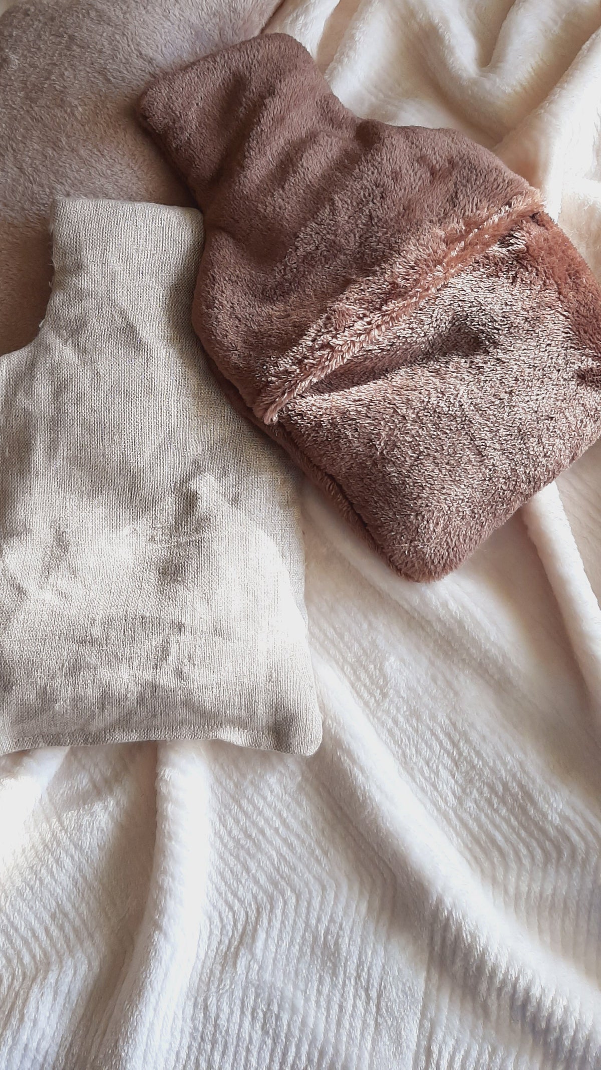 Bouillotte seche grand format avec housse en polaire minky et sac de graines de lin à l'intérieur à réchauffer. Parfait pour l'automne/ hiver pour se réchauffer ou détendre une douleur musculaire