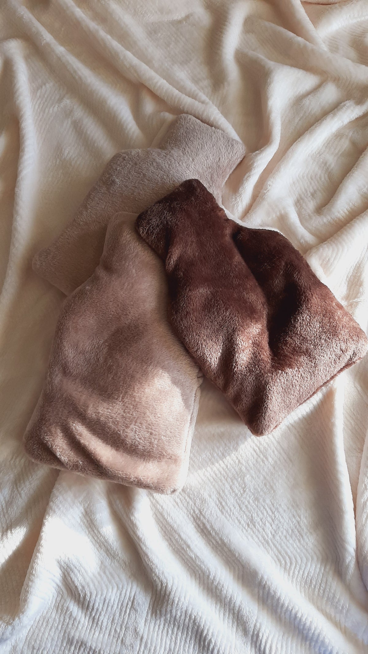 Bouillotte seche grand format avec housse en polaire minky et sac de graines de lin à l'intérieur à réchauffer. Parfait pour l'automne/ hiver pour se réchauffer ou détendre une douleur musculaire