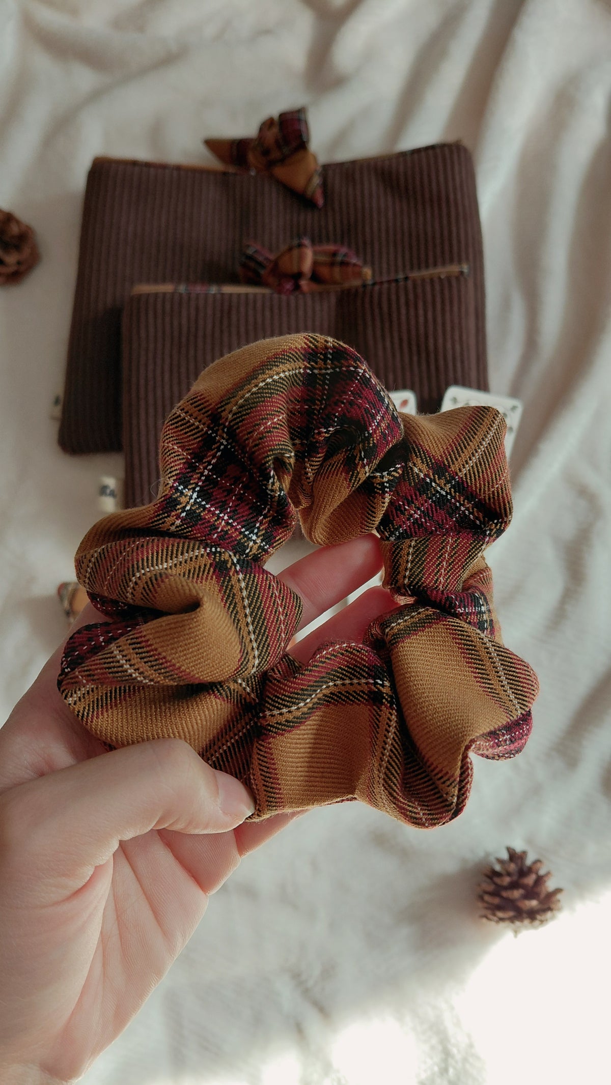 Box automne pour un moment de lecture cosy. Composée d'une pochette à livre format au choix, d'un chouchou assorti, d'un marque-pages, d'un lot de deux dessous de tasse ainsi que de petites gourmandises 
