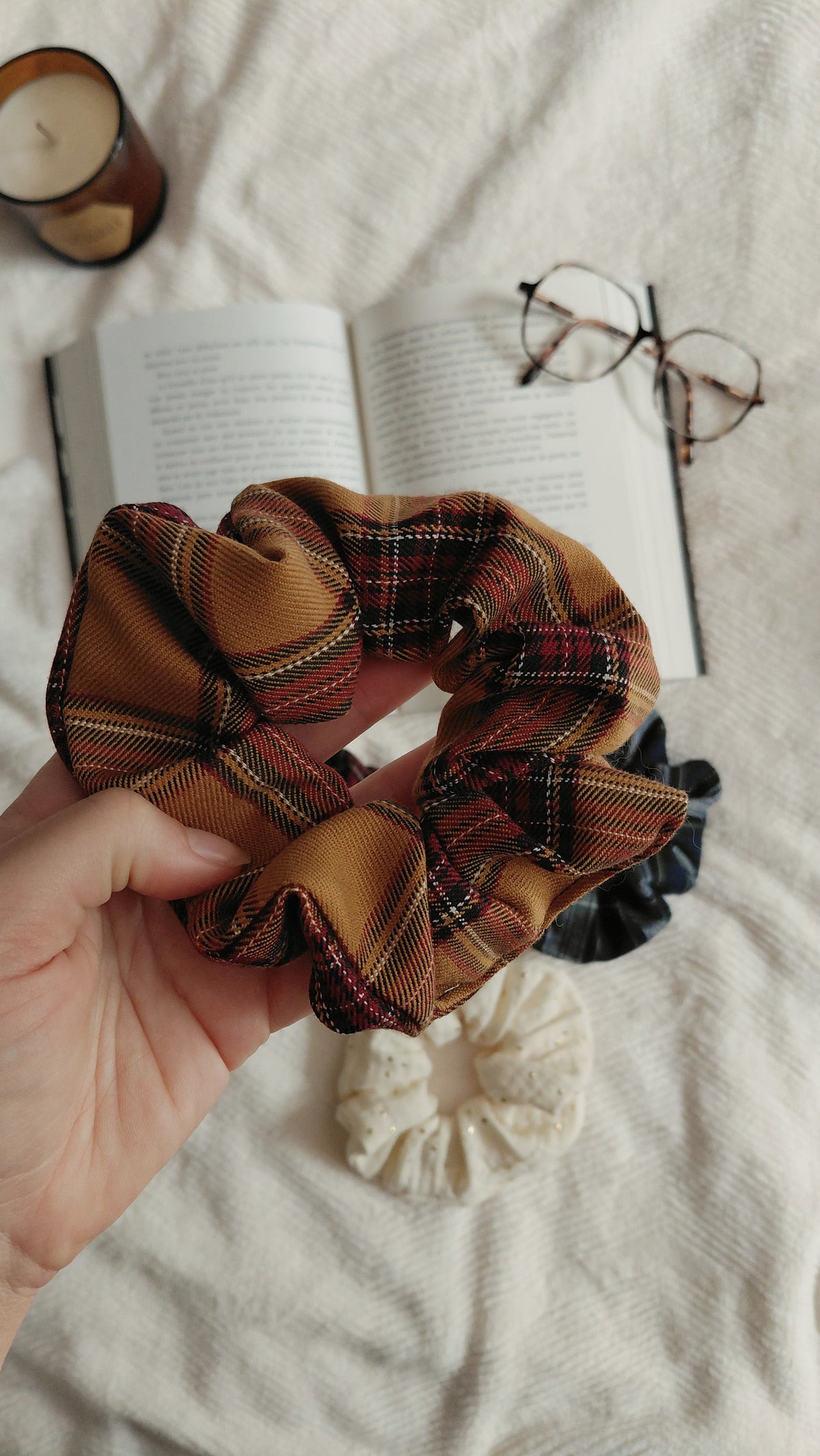 Chouchous de la collection automne. Disponibles en tartan marron, vert et bordeaux ou vert et bleu, en gaze de coton à pampilles dorées ou moumoute marron