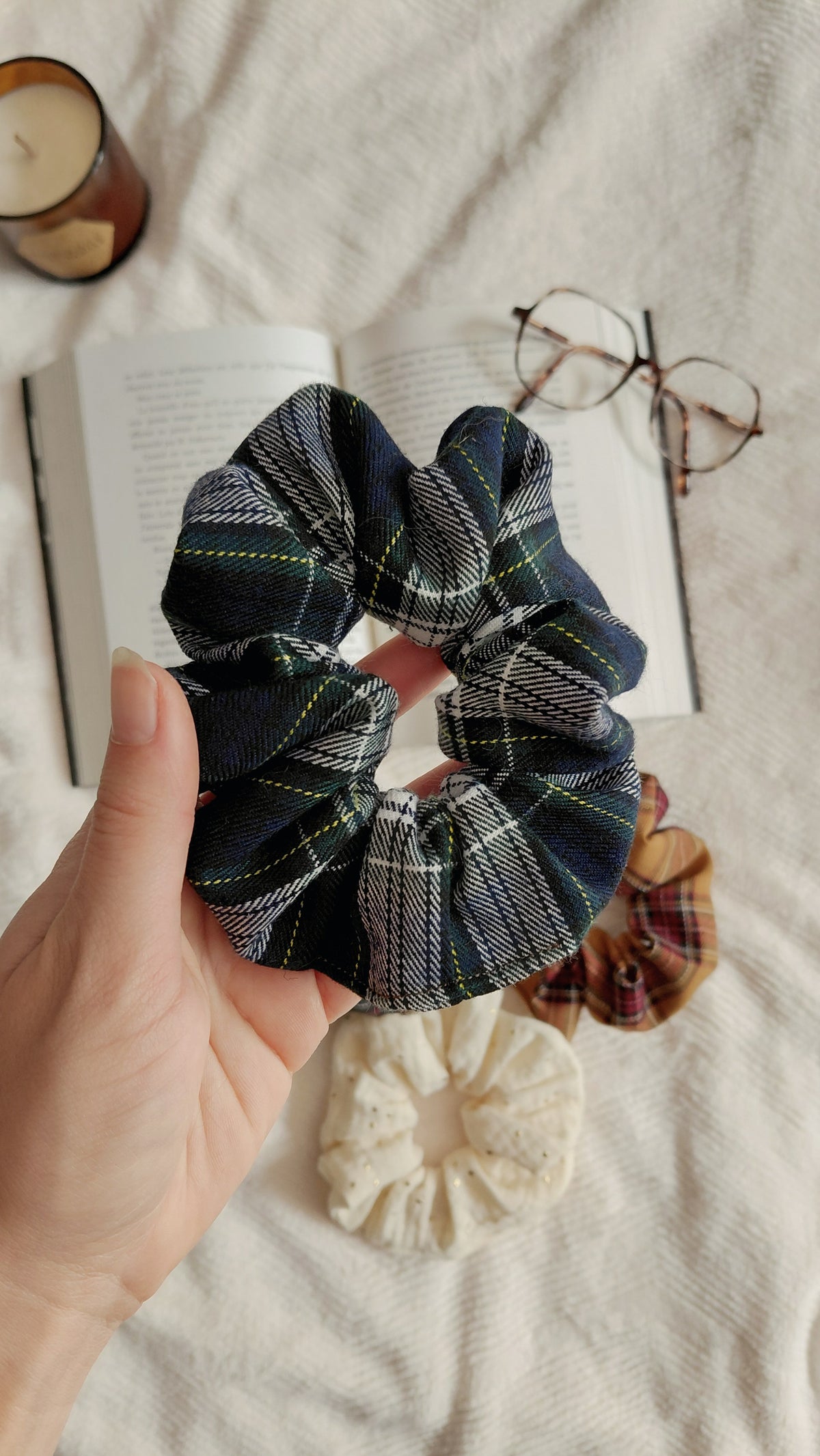 Chouchous de la collection automne. Disponibles en tartan marron, vert et bordeaux ou vert et bleu, en gaze de coton à pampilles dorées ou moumoute marron