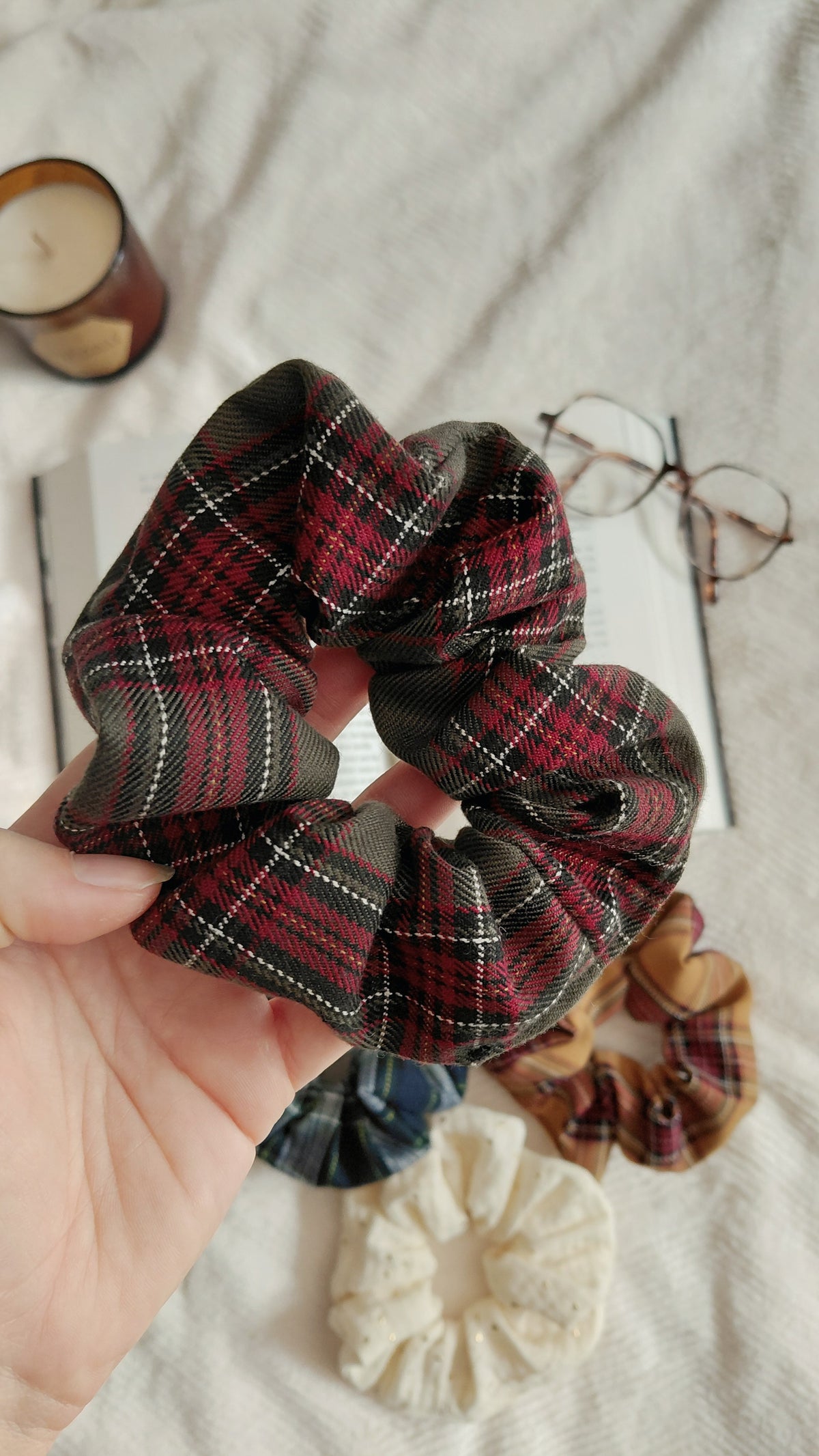 Chouchous de la collection automne. Disponibles en tartan marron, vert et bordeaux ou vert et bleu, en gaze de coton à pampilles dorées ou moumoute marron