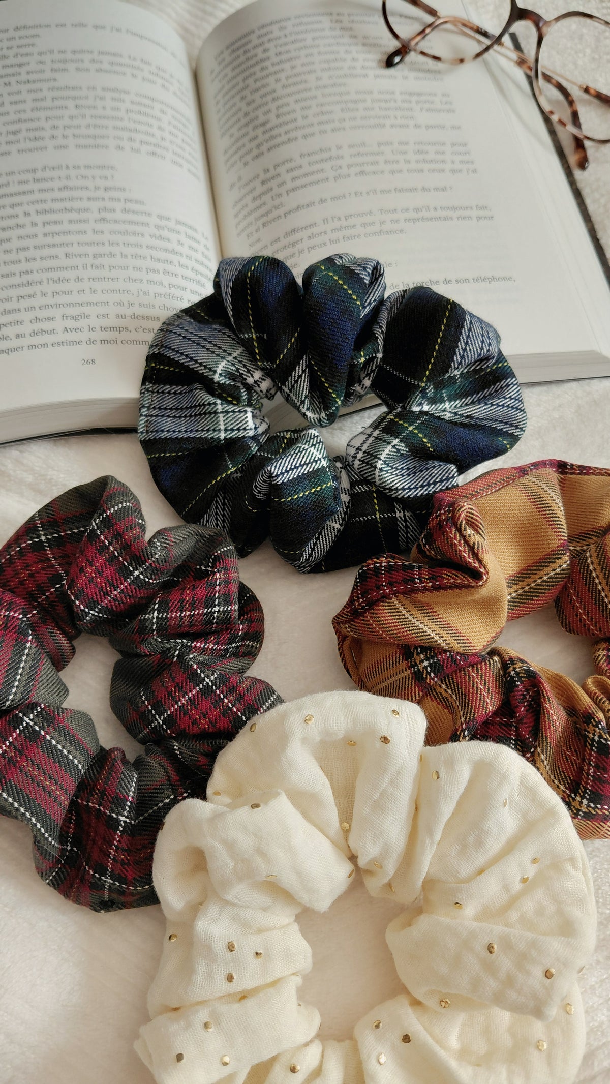 Chouchous de la collection automne. Disponibles en tartan marron, vert et bordeaux ou vert et bleu, en gaze de coton à pampilles dorées ou moumoute marron