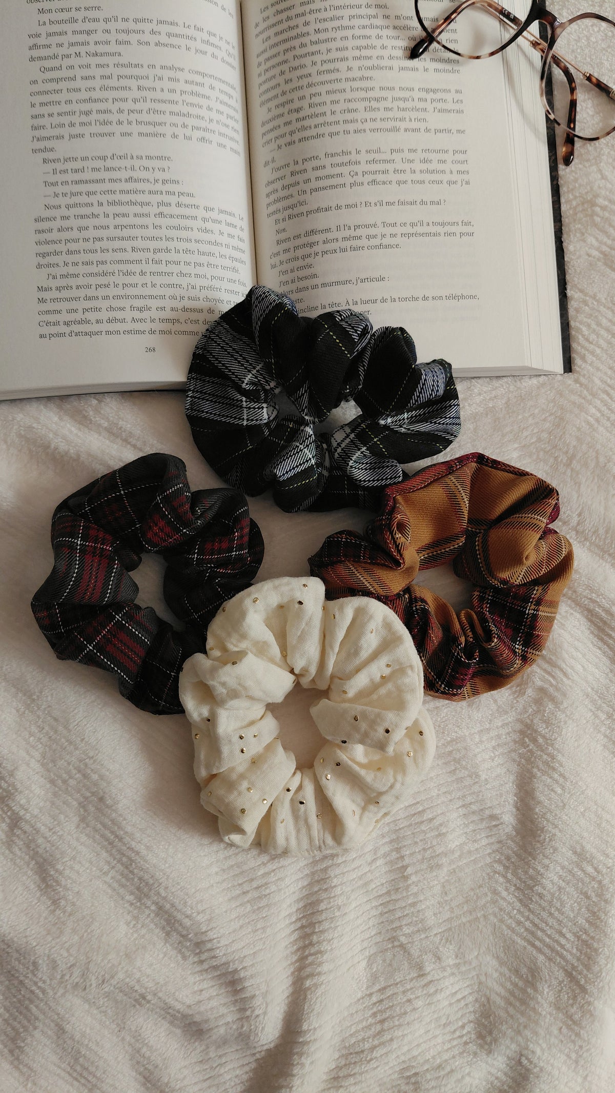 Chouchous de la collection automne. Disponibles en tartan marron, vert et bordeaux ou vert et bleu, en gaze de coton à pampilles dorées ou moumoute marron