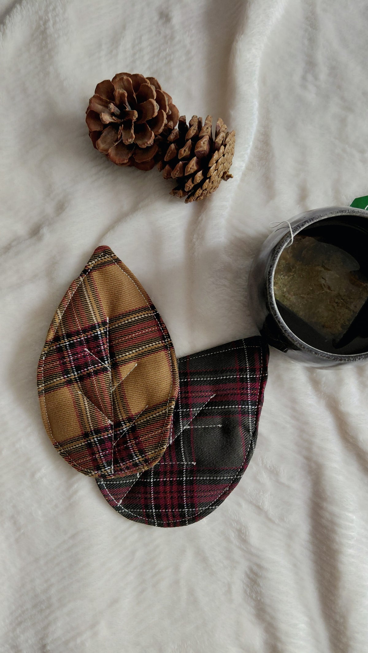 Dessous de tasse en lot de 2 en forme de feuille d'automne. Tissu tartan marron et vert. Cousues à la main dans mon atelier.