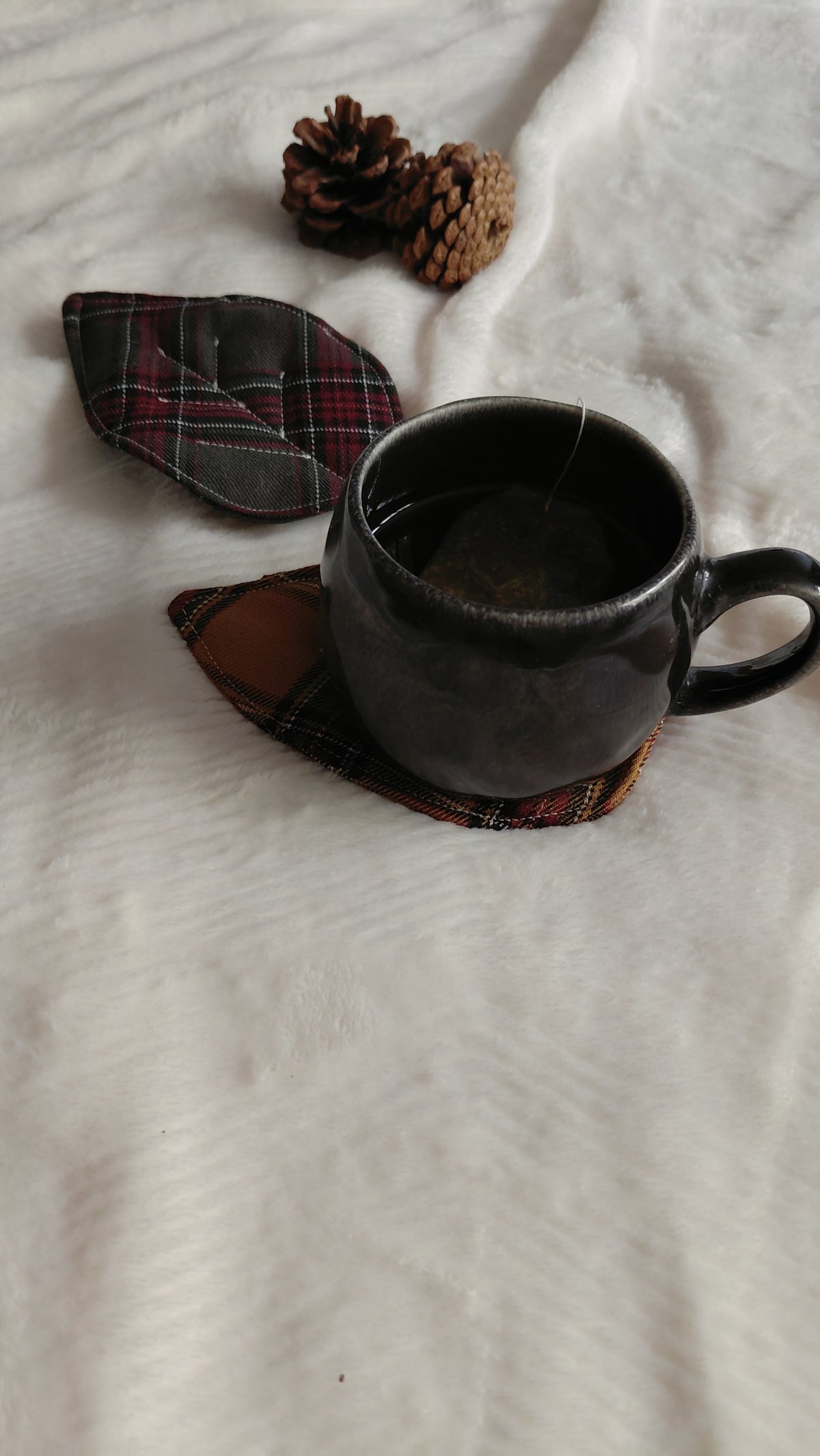 Dessous de tasse en lot de 2 en forme de feuille d'automne. Tissu tartan marron et vert. Cousues à la main dans mon atelier.