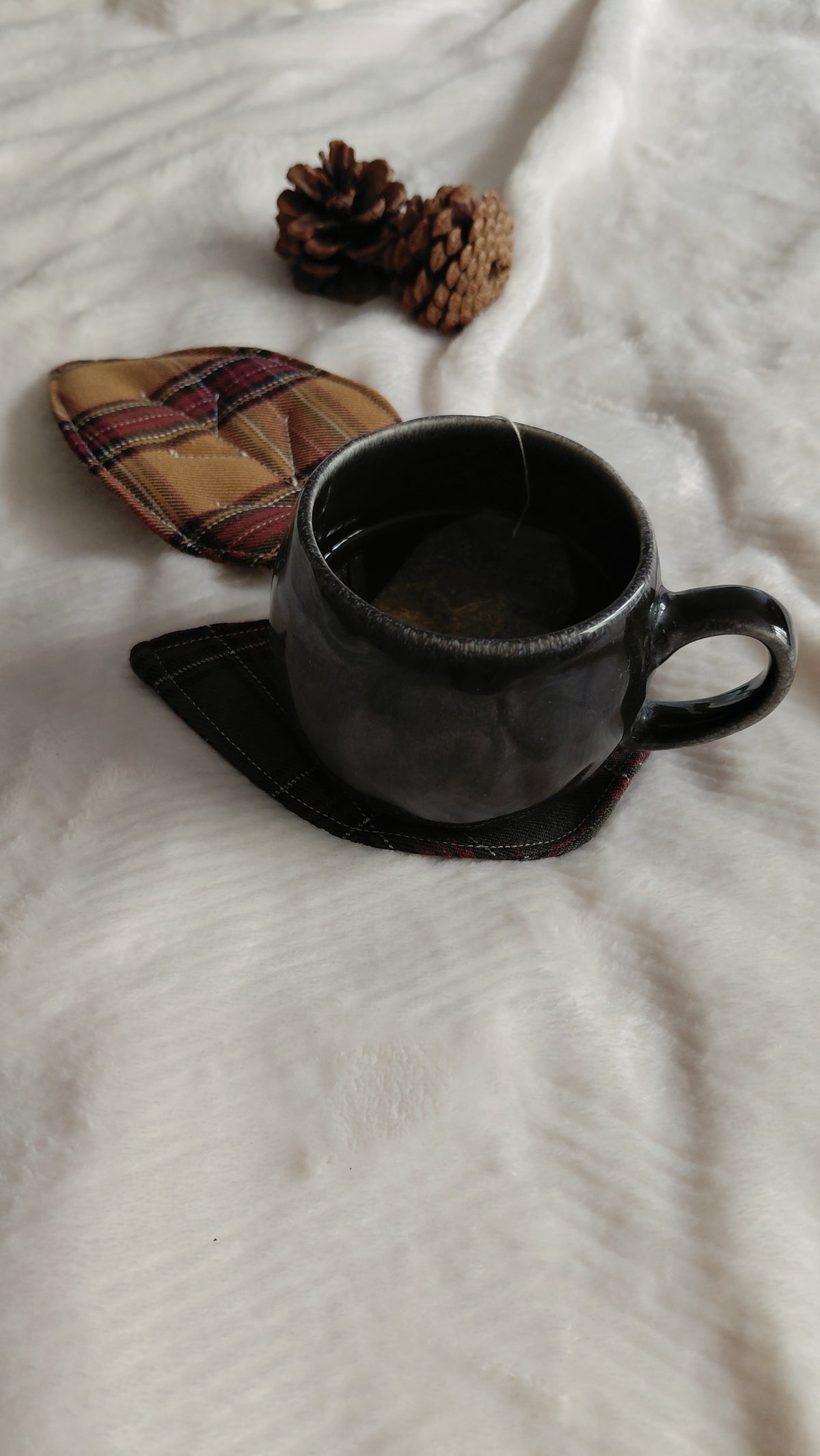 Dessous de tasse en lot de 2 en forme de feuille d'automne. Tissu tartan marron et vert. Cousues à la main dans mon atelier.