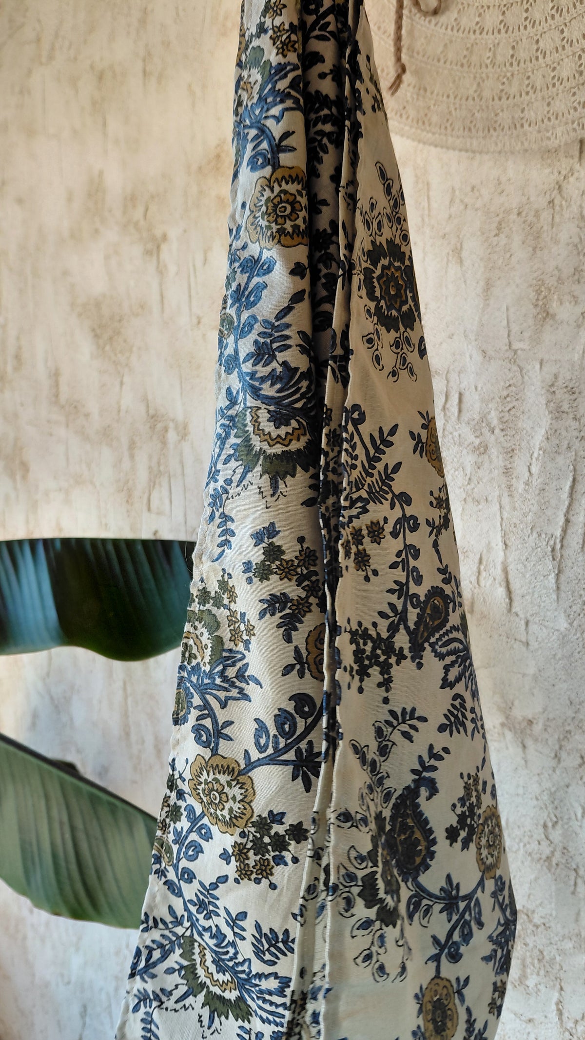 Foulard ete écru à motifs floral avec des touches de bleu, de jaune et de vert