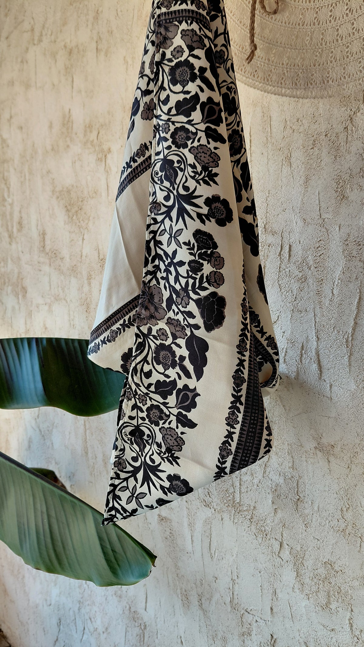 Foulard d'été en viscose écru avec motifs fleuris noir. Carré de 70x70cm 