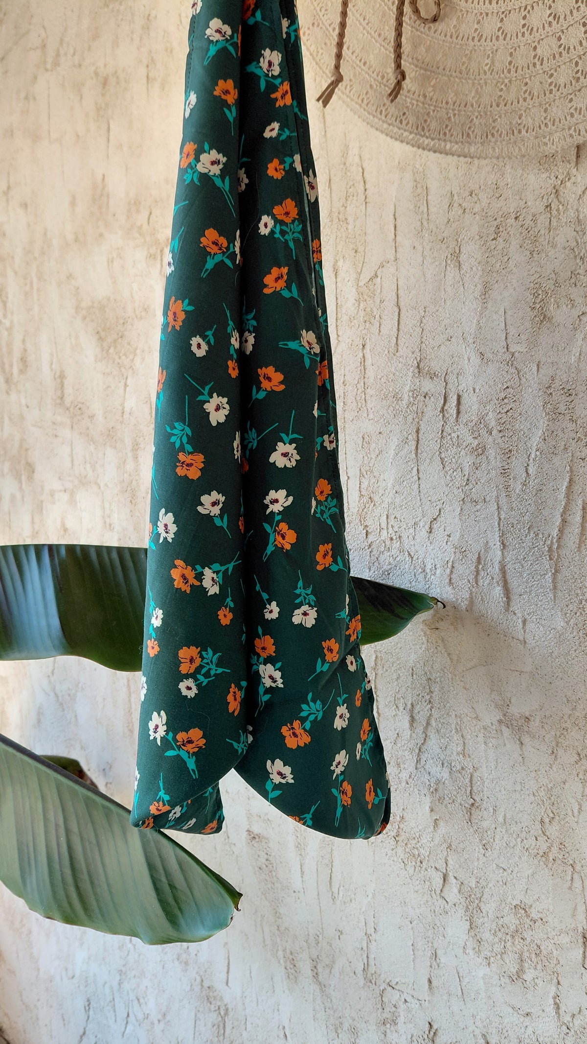 Foulard d'été en viscose vert foncé avec fleurs orange et blanche 