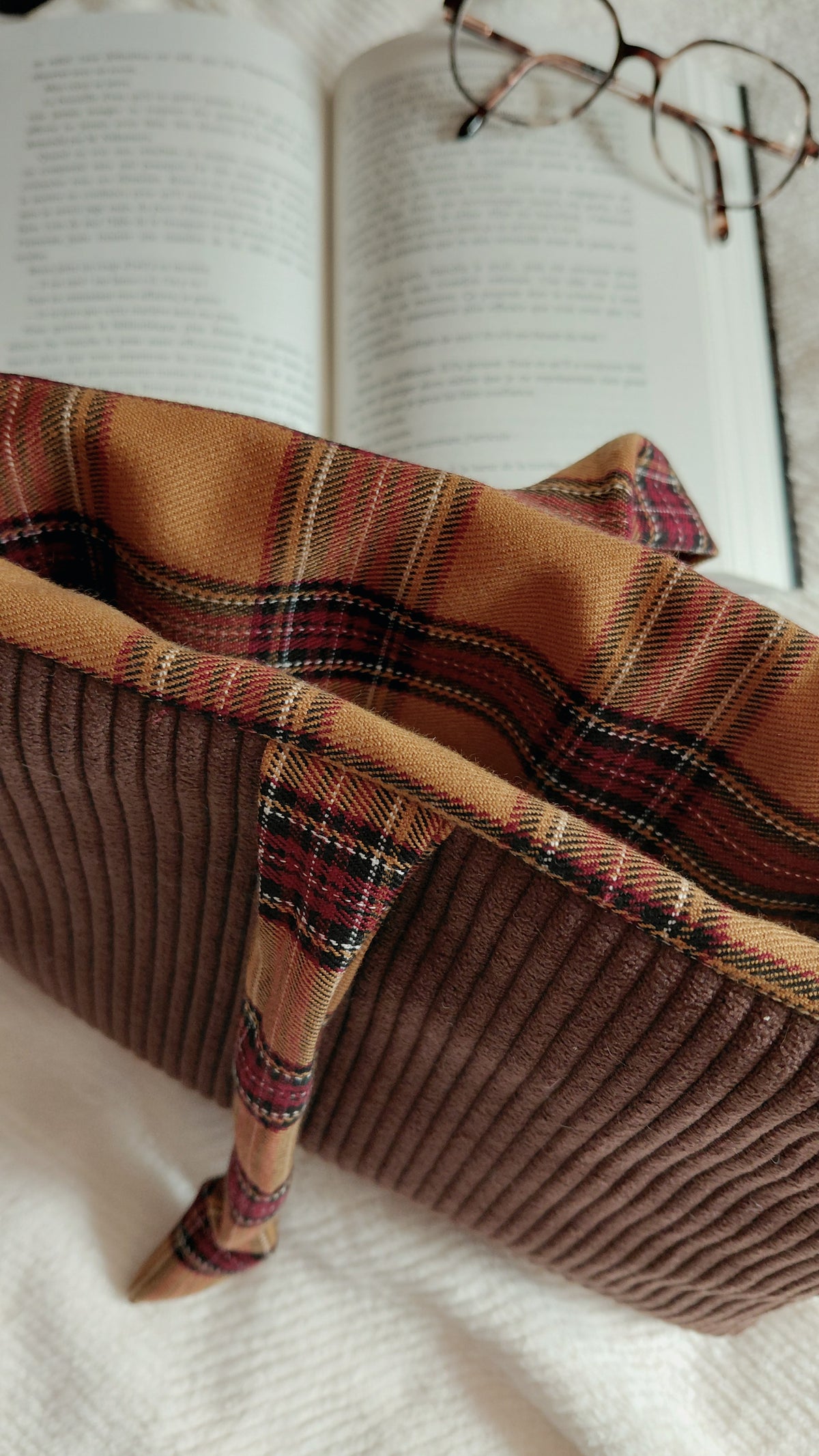 Pochette à livre format broché en velours chocolat et tartan marron. Collection automne 