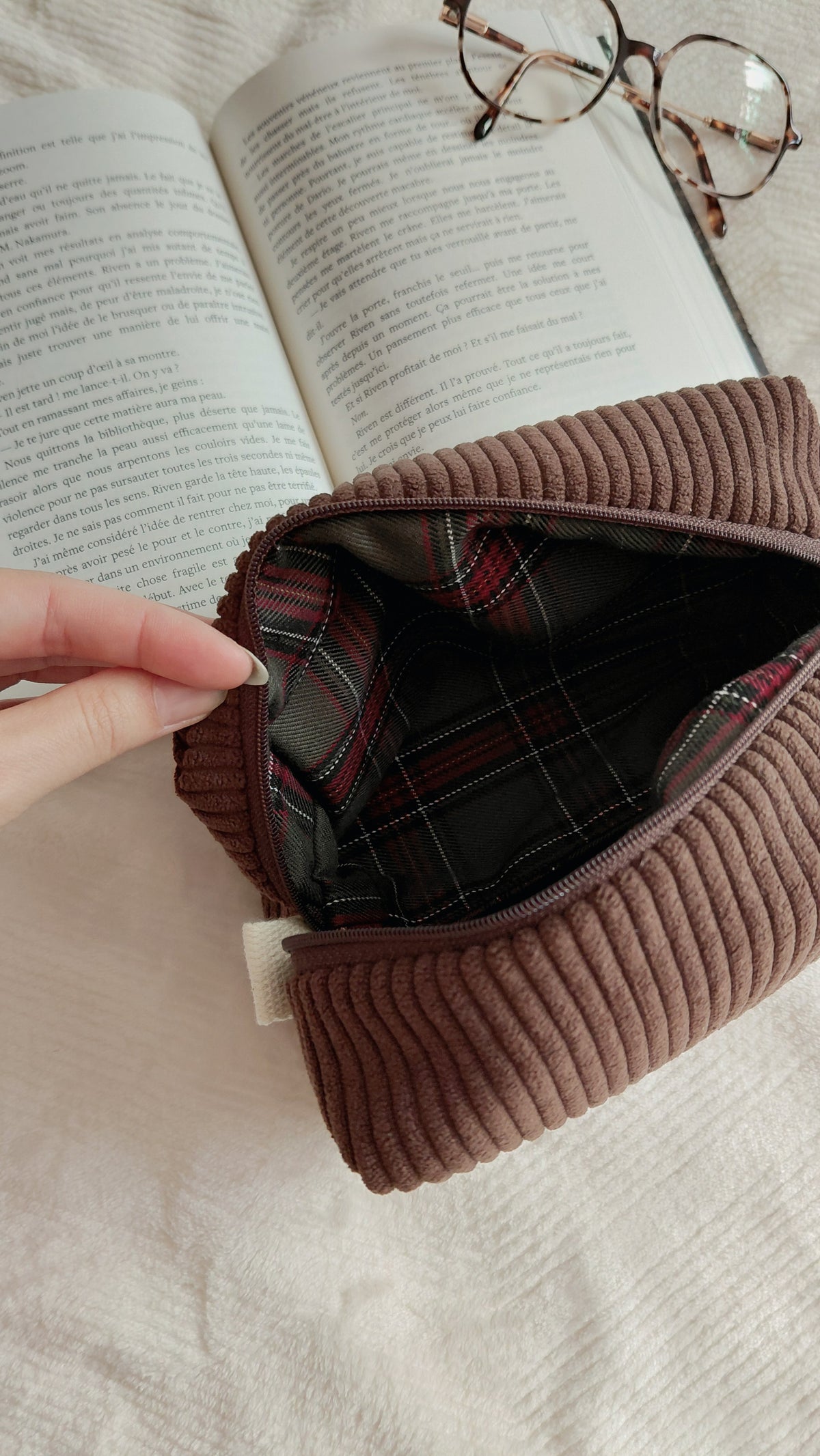 Trousse en velours chocolat ou écru de la collection automne. Intérieur à motifs tartan