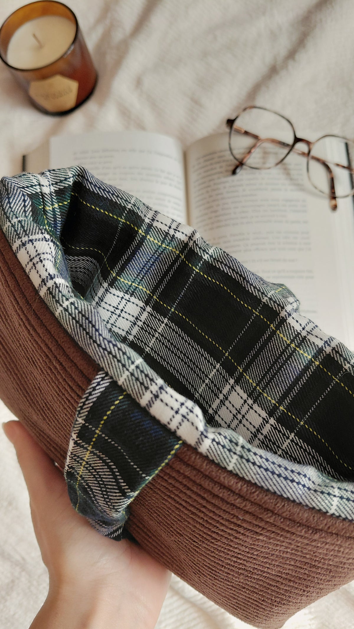 Pochette a livres format poche de la collection automne. En velours couleur chocolat et intérieur tartan vert bleu