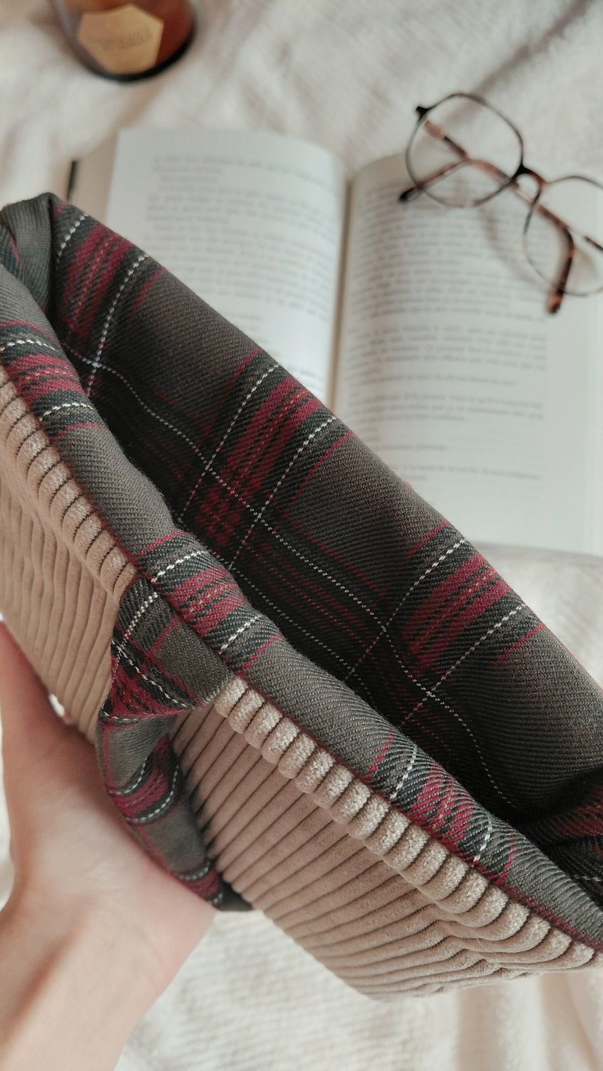 Pochette a livres format poche de la collection automne. En velours couleur taupe et intérieur tartan vert bordeaux