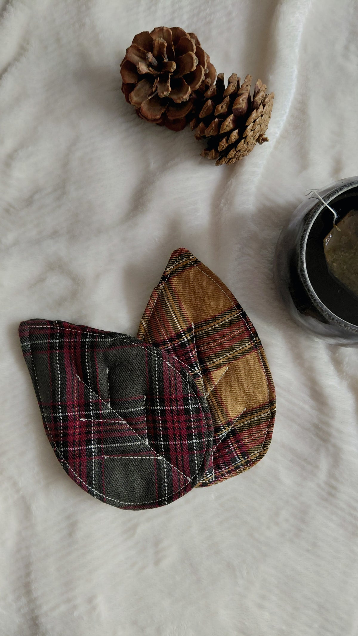 Dessous de tasse en lot de 2 en forme de feuille d'automne. Tissu tartan marron et vert. Cousues à la main dans mon atelier.