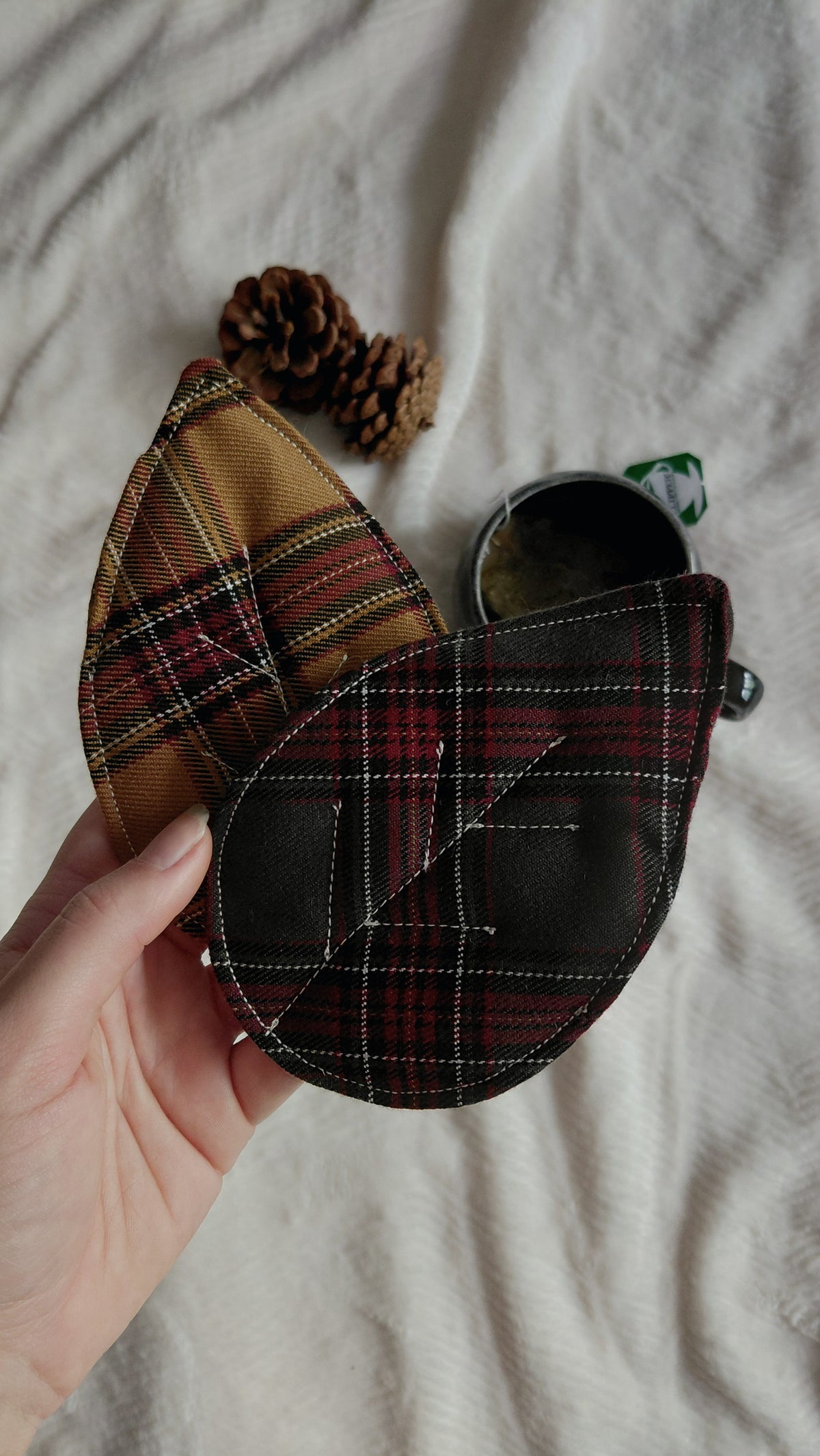 Dessous de tasse en lot de 2 en forme de feuille d'automne. Tissu tartan marron et vert. Cousues à la main dans mon atelier.
