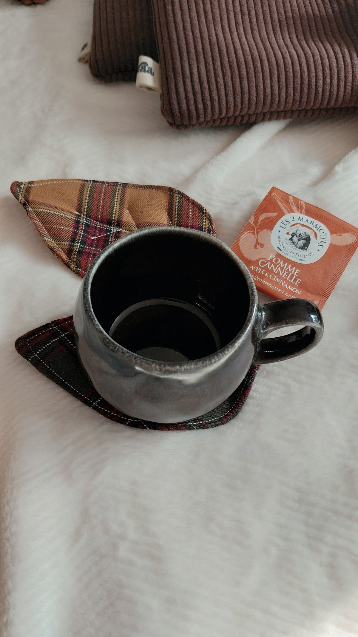 Box automne pour un moment de lecture cosy. Composée d'une pochette à livre format au choix, d'un chouchou assorti, d'un marque-pages, d'un lot de deux dessous de tasse ainsi que de petites gourmandises 