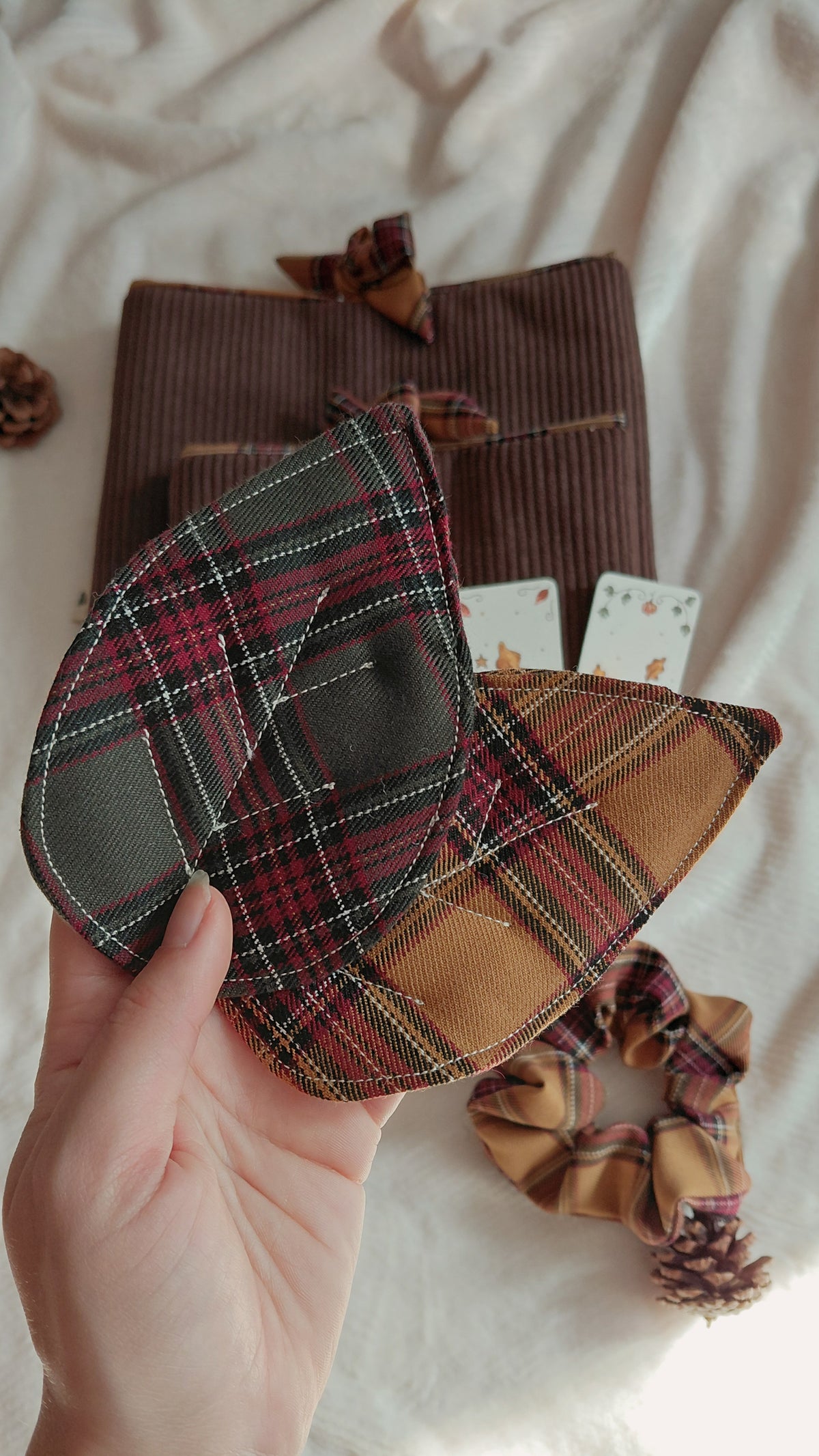 Box automne pour un moment de lecture cosy. Composée d'une pochette à livre format au choix, d'un chouchou assorti, d'un marque-pages, d'un lot de deux dessous de tasse ainsi que de petites gourmandises 