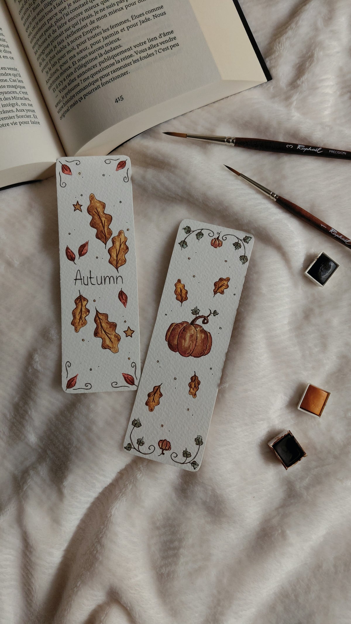 Marque-pages de la collection automne. Deux modèles disponibles, un avec citrouille et feuilles et un avec le mot "Autumn" avec des feuilles