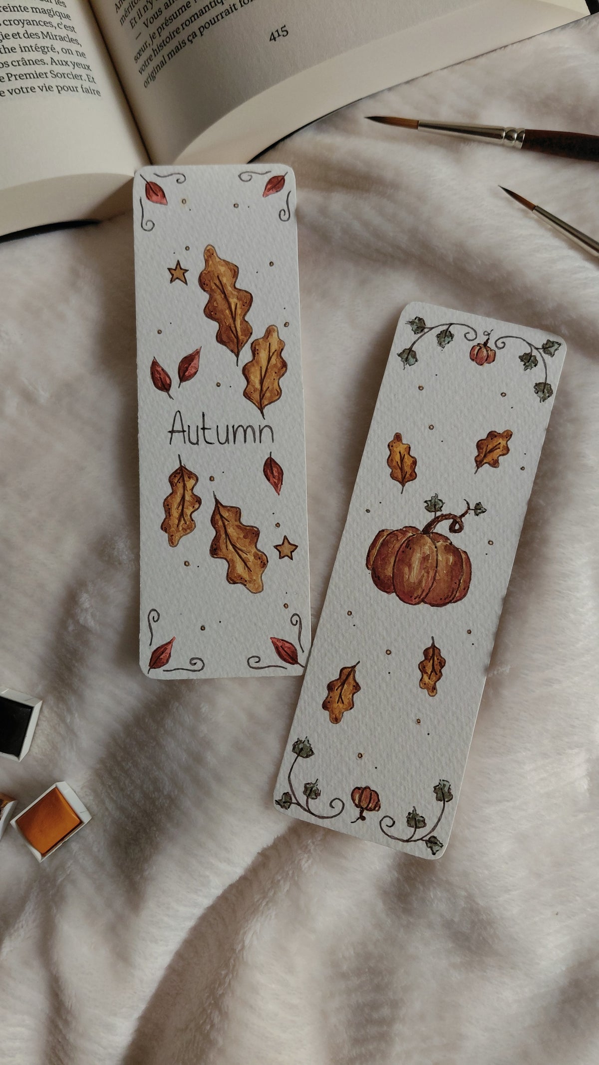 Marque-pages de la collection automne réalisé à la main à l'aquarelle. Deux modèles disponibles, un avec citrouille et feuilles et un avec le mot "Autumn" avec des feuilles