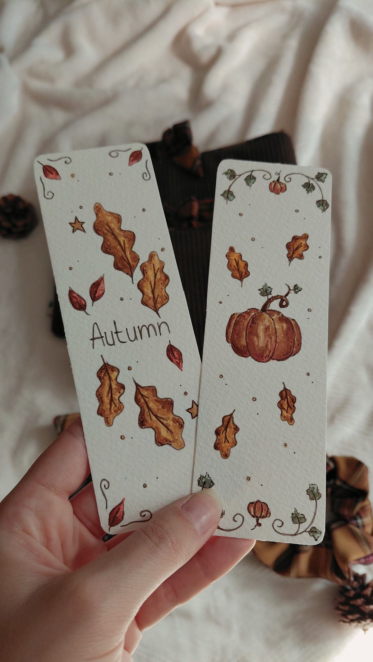 Box automne pour un moment de lecture cosy. Composée d'une pochette à livre format au choix, d'un chouchou assorti, d'un marque-pages, d'un lot de deux dessous de tasse ainsi que de petites gourmandises 