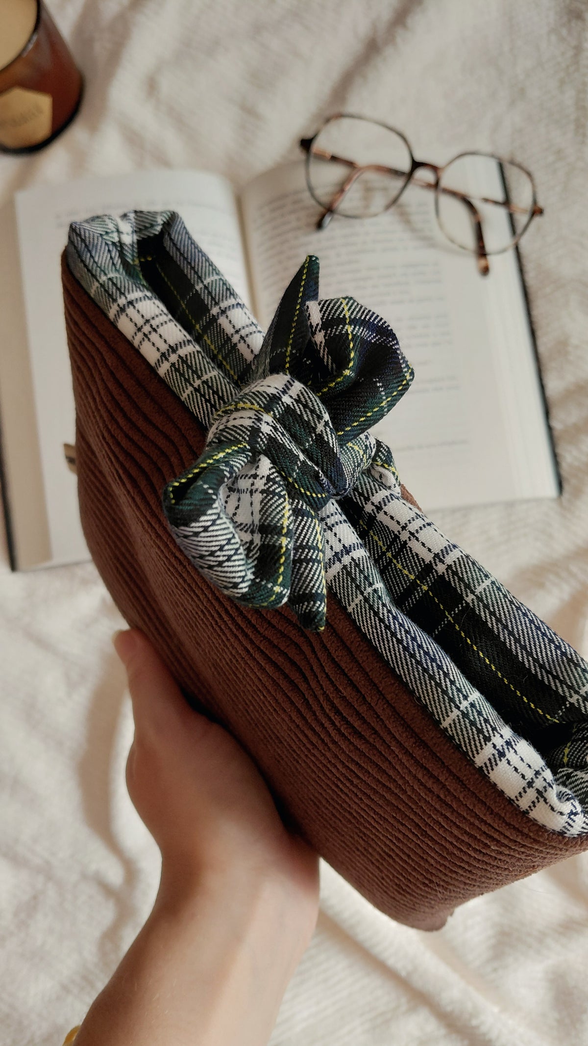 Pochette a livres format poche de la collection automne. En velours couleur chocolat et intérieur tartan vert bleu