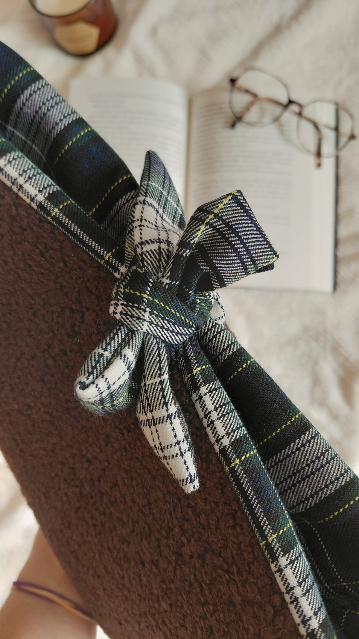 Pochette à livre broché de la collection automne. Elle est en moumoute couleur chocolat et intérieur à motifs tartan vert et bleu