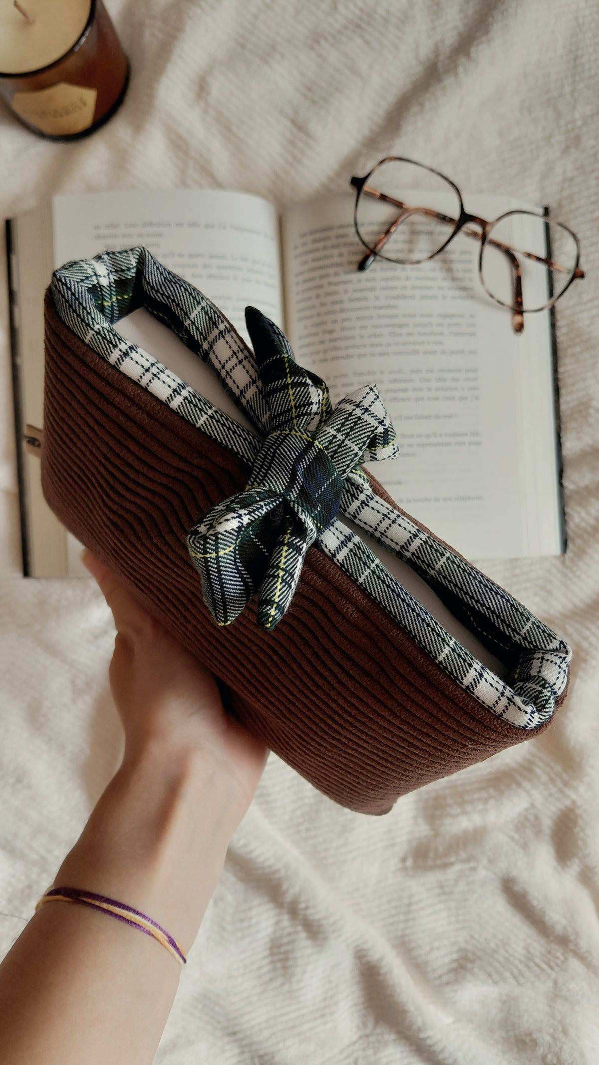 Pochette a livres format poche de la collection automne. En velours couleur chocolat et intérieur tartan vert bleu