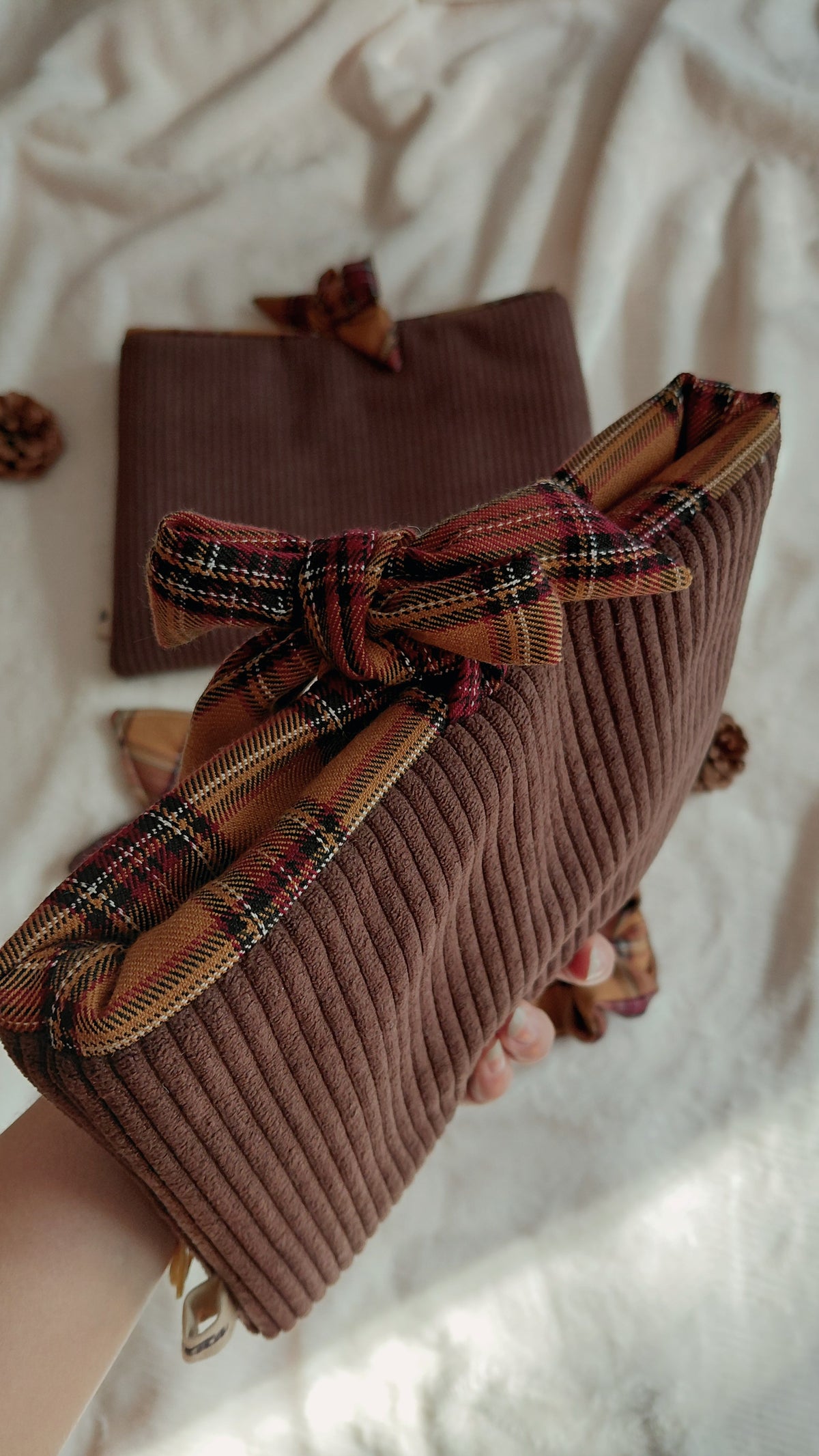 Box automne pour un moment de lecture cosy. Composée d'une pochette à livre format au choix, d'un chouchou assorti, d'un marque-pages, d'un lot de deux dessous de tasse ainsi que de petites gourmandises 