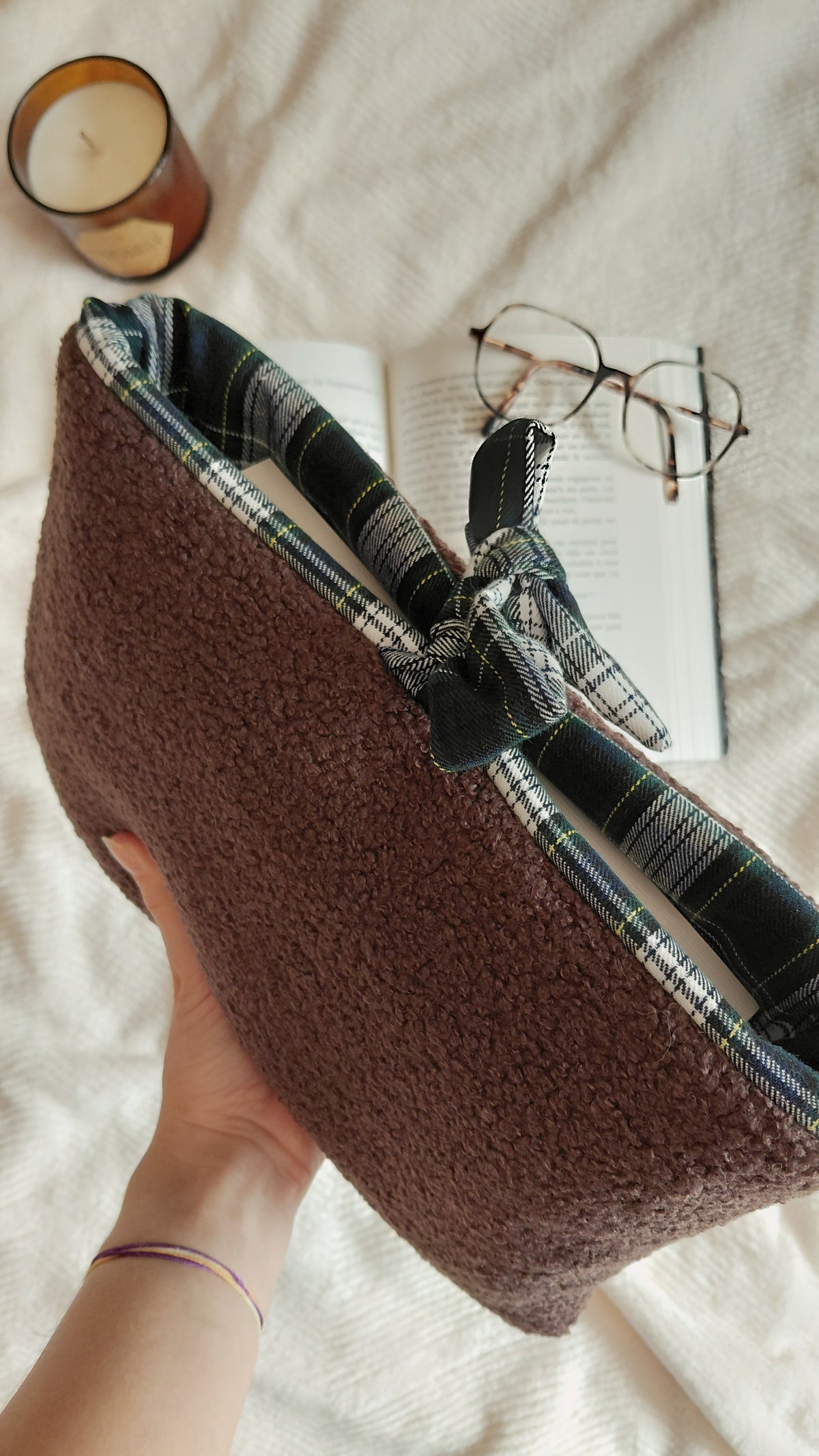 Pochette à livre broché de la collection automne. Elle est en moumoute couleur chocolat et intérieur à motifs tartan vert et bleu