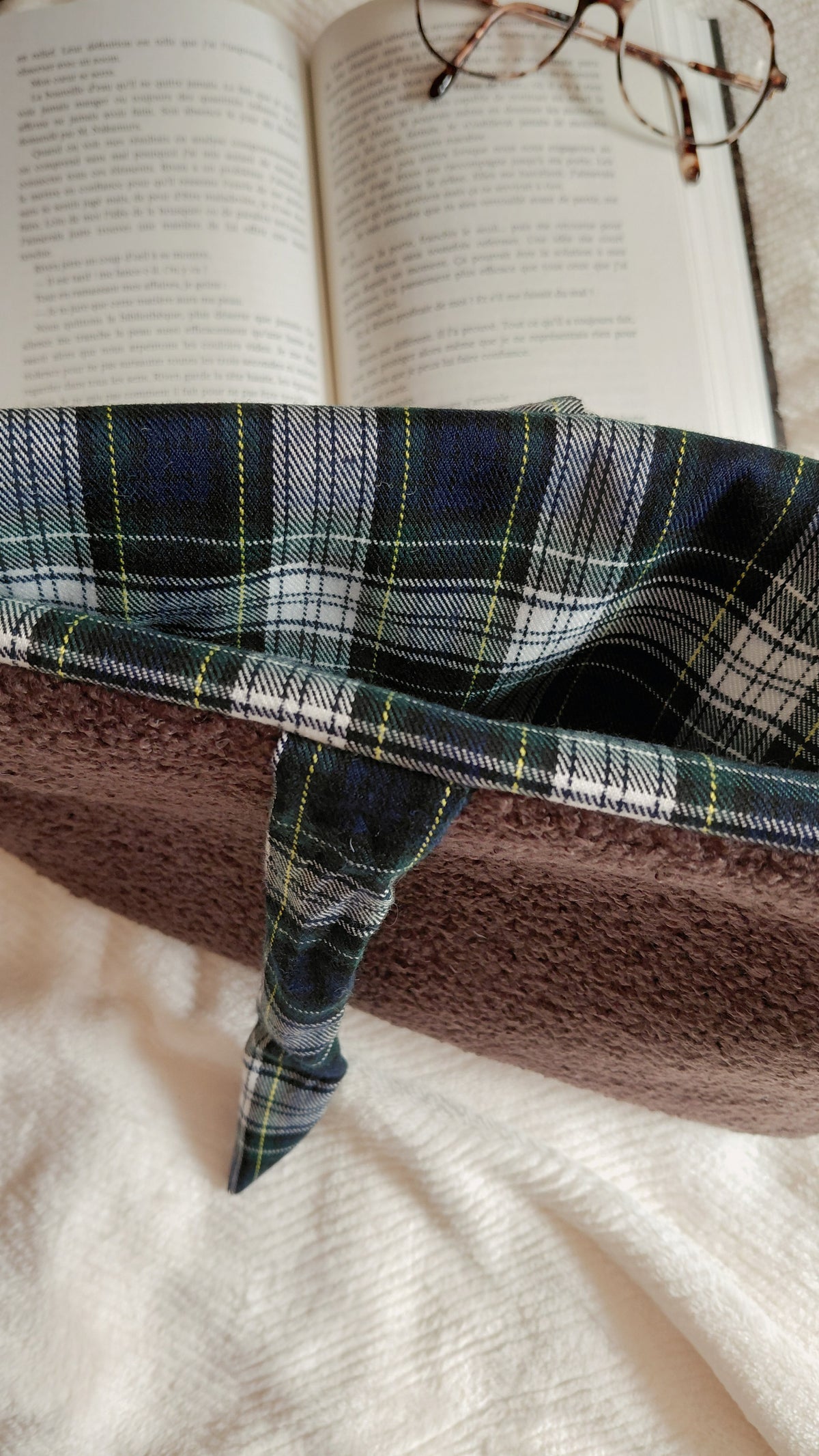 Pochette à livre broché de la collection automne. Elle est en moumoute couleur chocolat et intérieur à motifs tartan vert et bleu