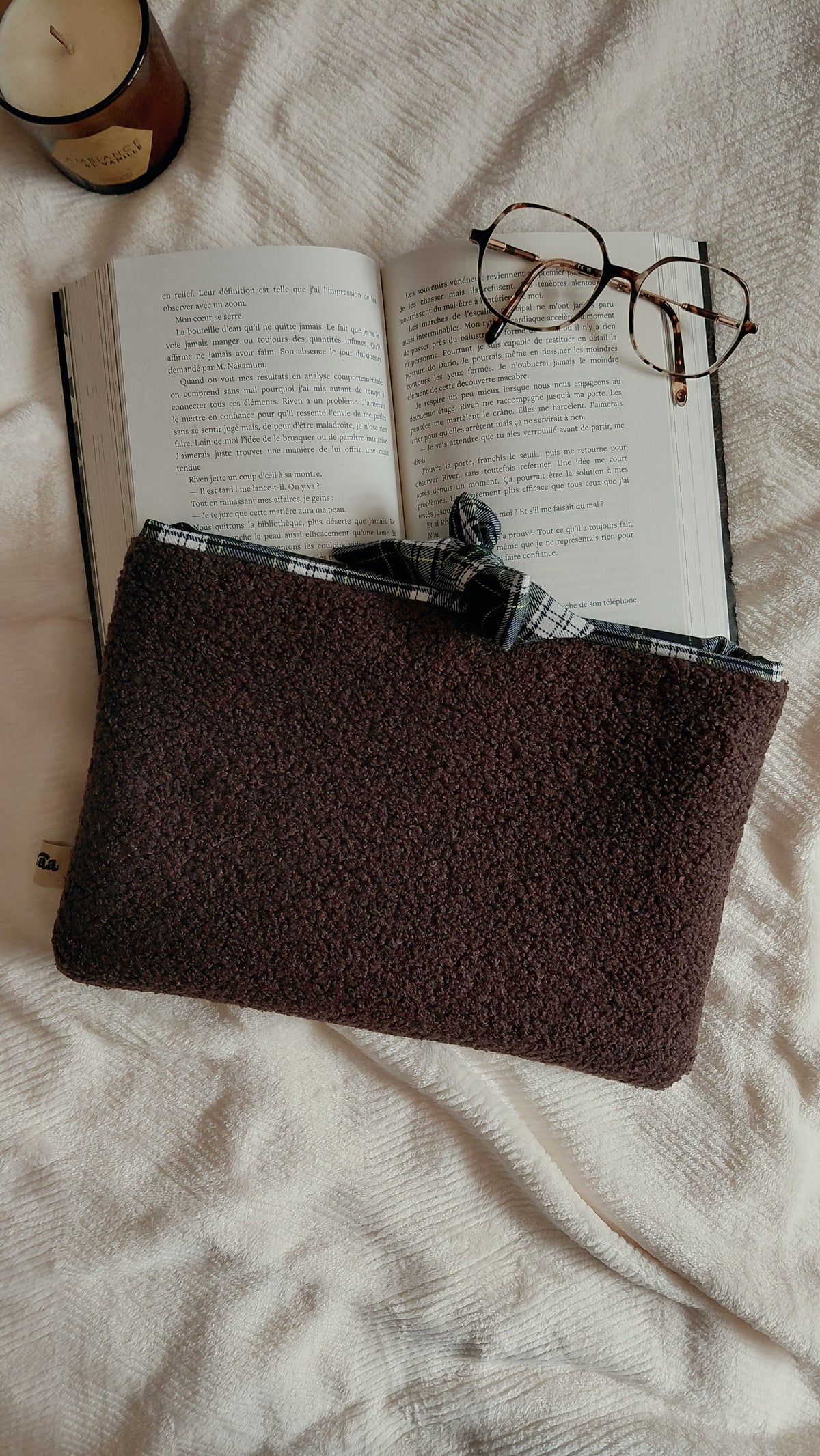 Pochette à livre broché de la collection automne. Elle est en moumoute couleur chocolat et intérieur à motifs tartan vert et bleu