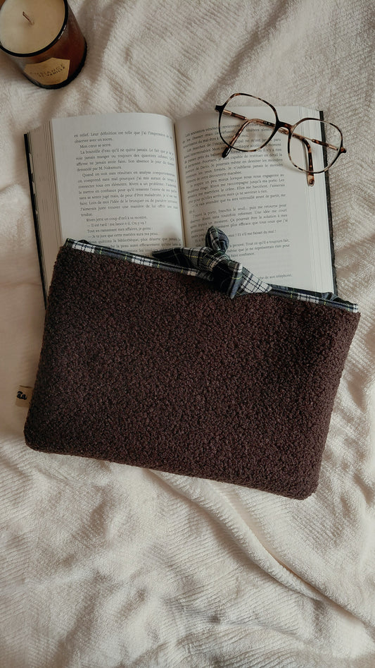 Pochette à livre broché de la collection automne. Elle est en moumoute couleur chocolat et intérieur à motifs tartan vert et bleu
