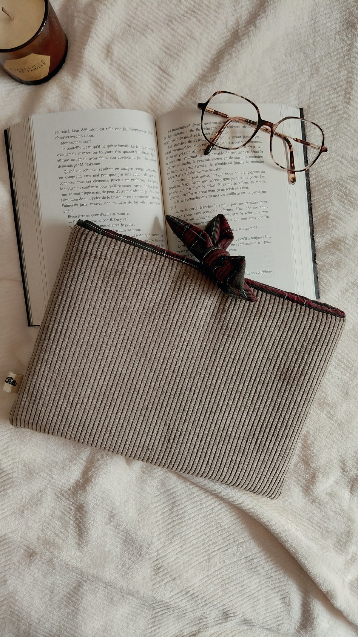 Pochette a livre velours taupe et tartan vert et bordeaux. 