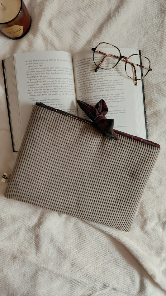 Pochette a livre velours taupe et tartan vert et bordeaux. 