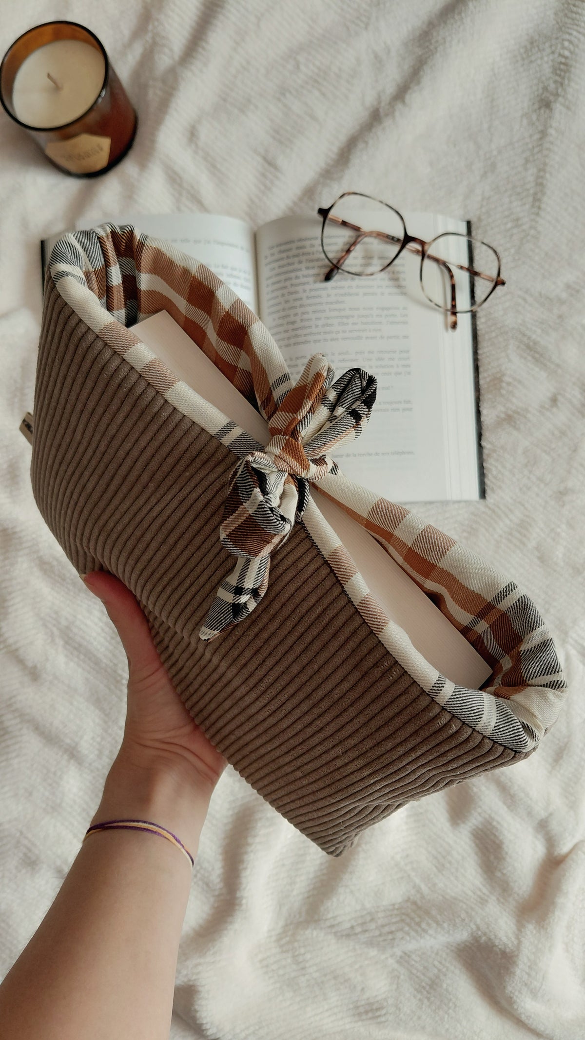 Pochette à livre format broché en velours taupe et tartan marron. Collection automne 