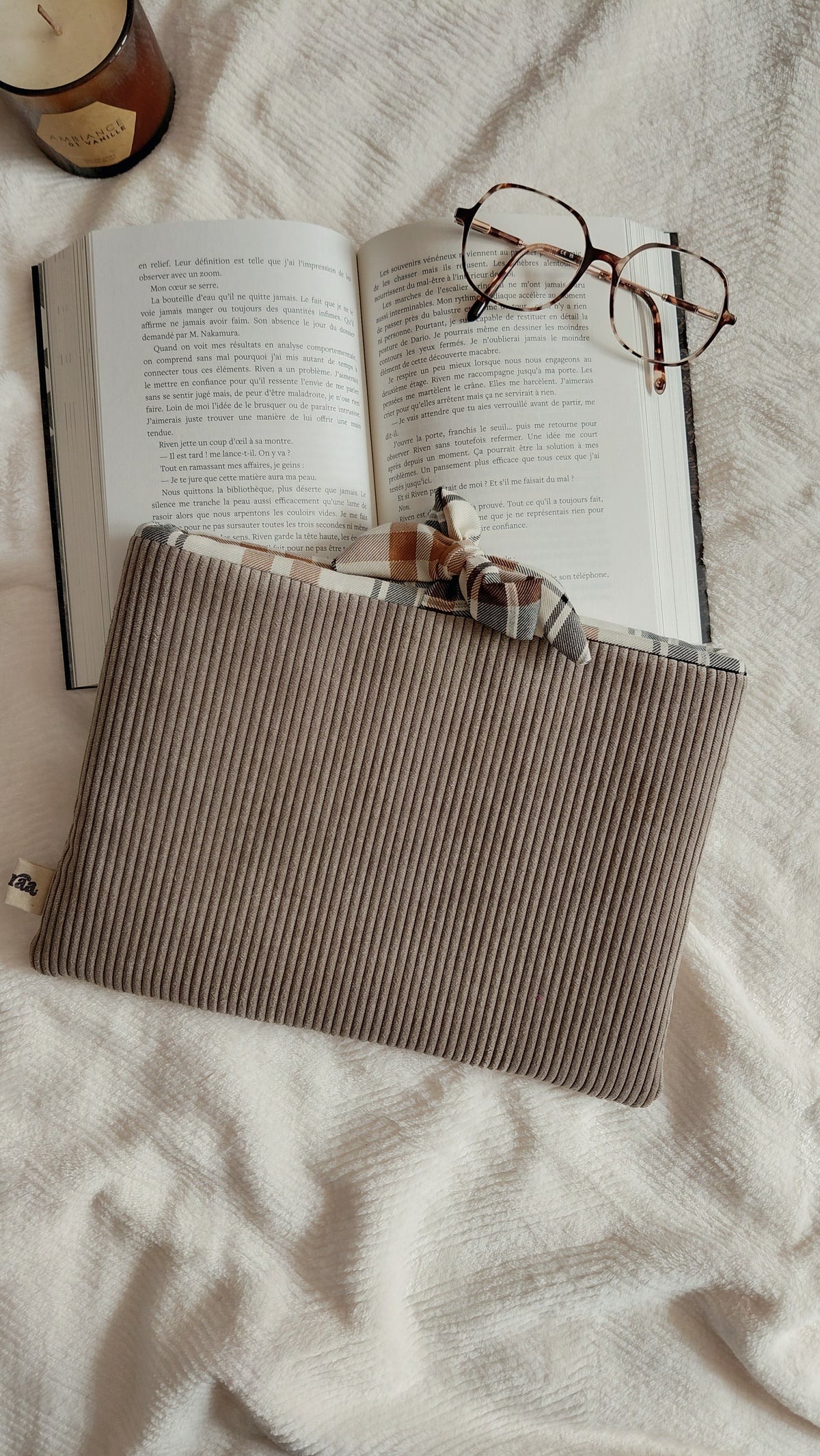 Pochette à livre format broché en velours taupe et tartan marron. Collection automne 