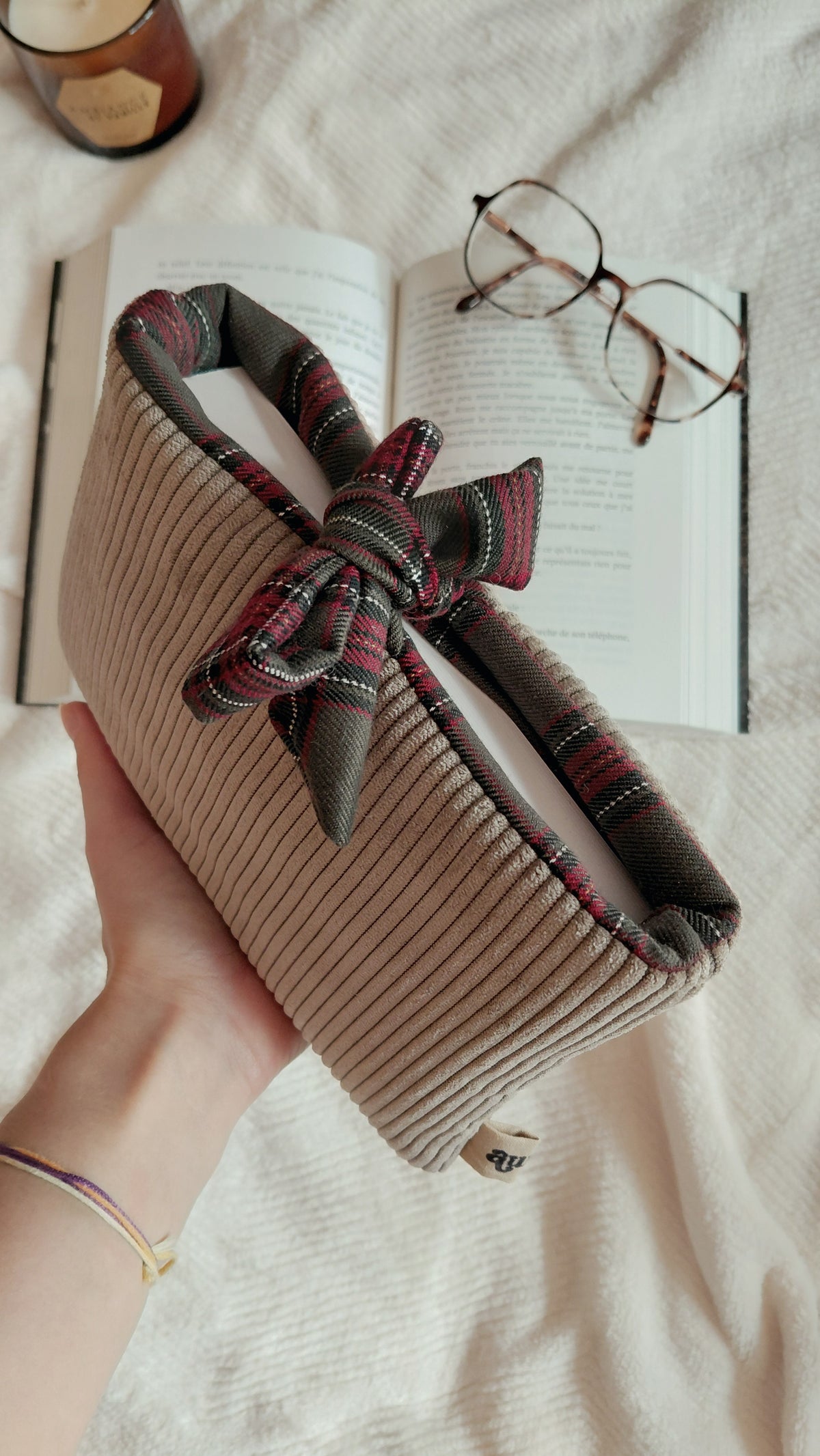Pochette a livres format poche de la collection automne. En velours couleur taupe et intérieur tartan vert bordeaux