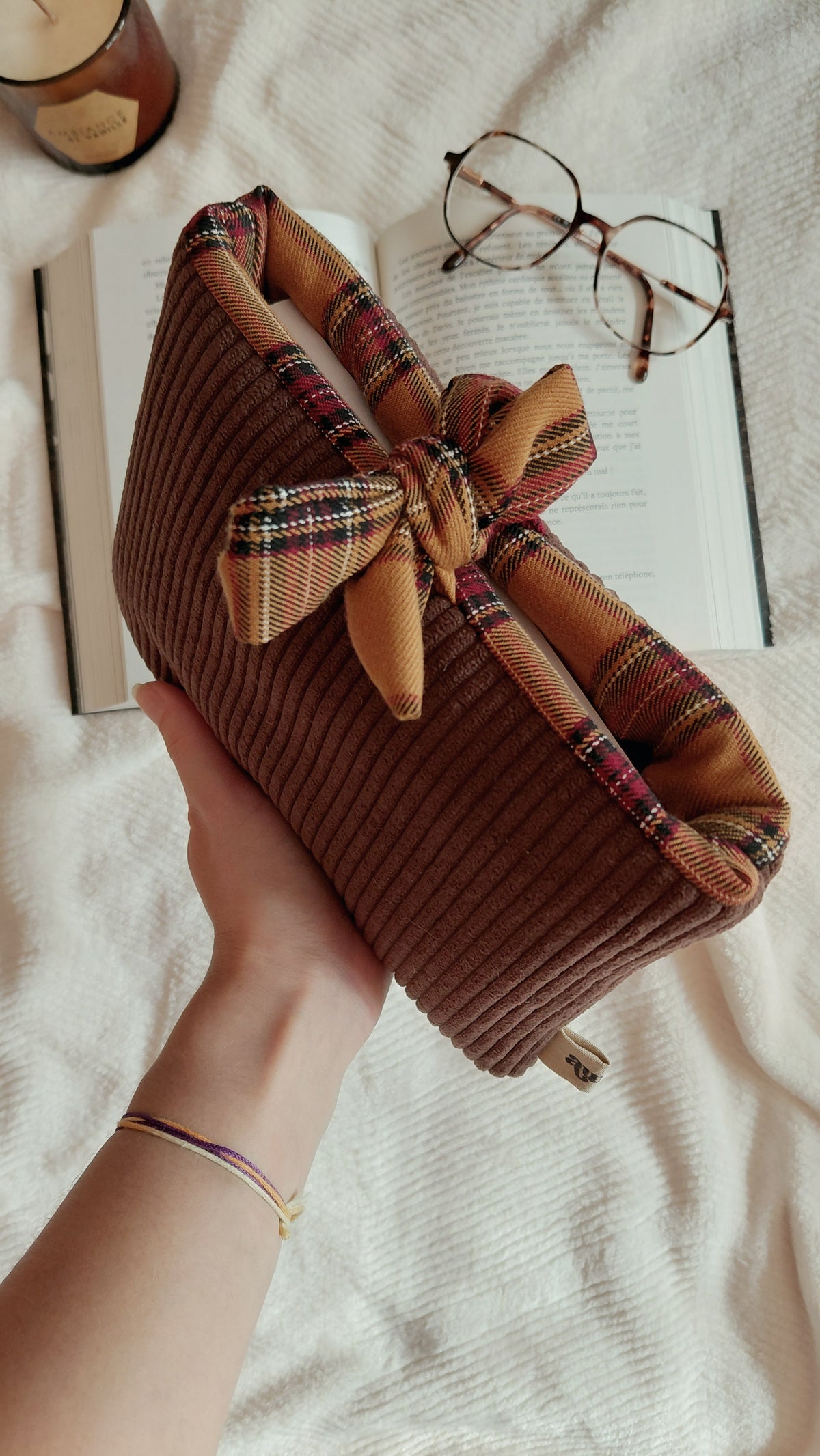 Pochette a livres format poche de la collection automne. En velours couleur chocolat et intérieur tartan marron