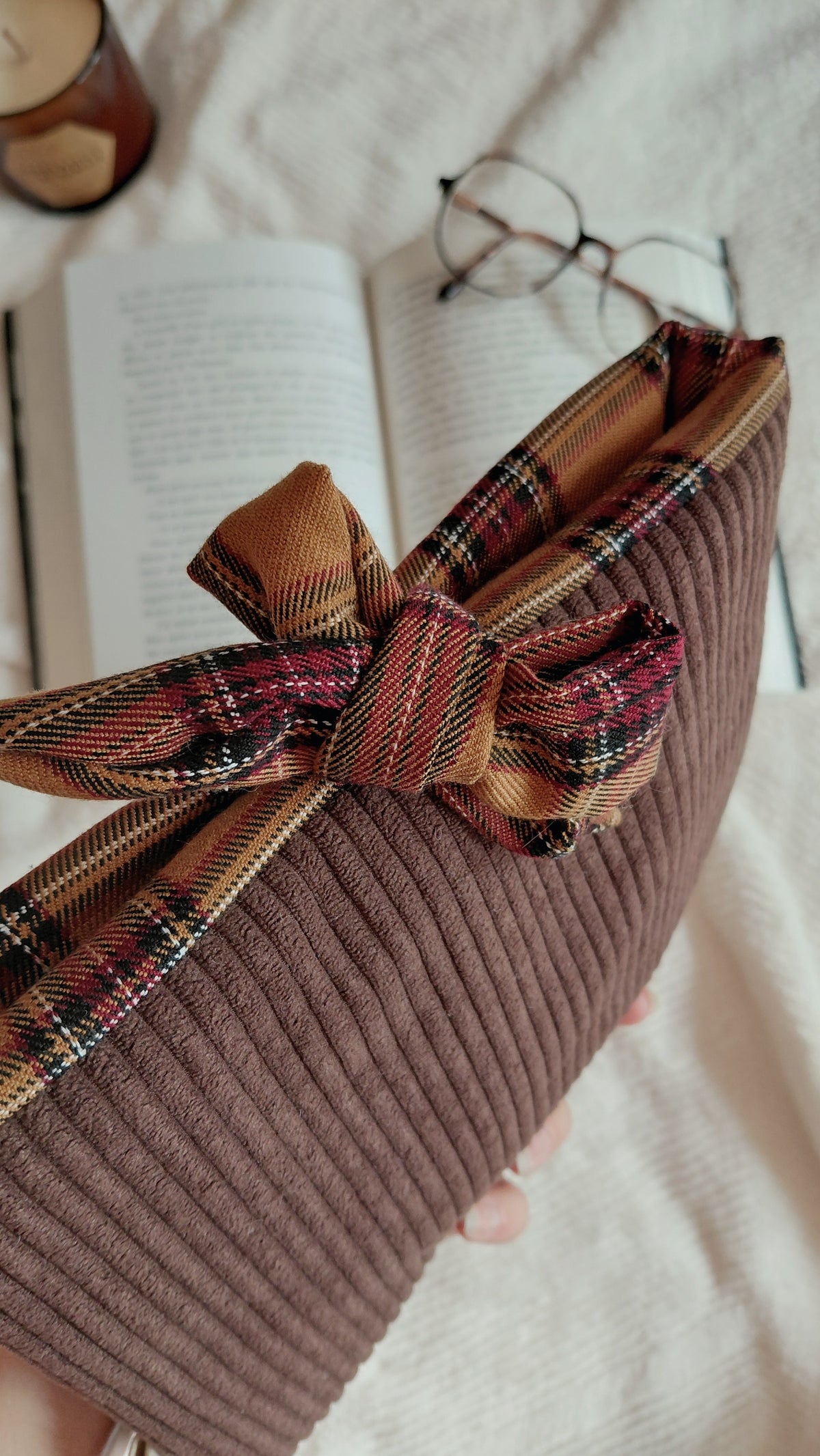 Pochette a livres format poche de la collection automne. En velours couleur chocolat et intérieur tartan marron