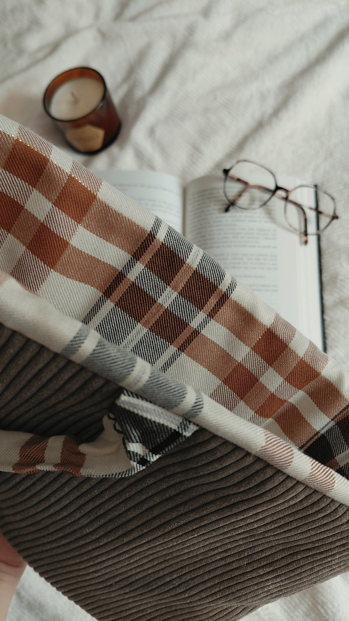 Pochette à livre format broché en velours taupe et tartan marron. Collection automne 