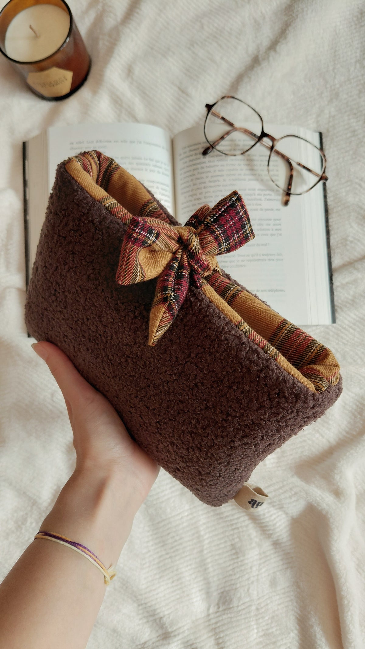 Pochette a livres format poche de la collection automne. En moumoute couleur chocolat et intérieur tartan marron