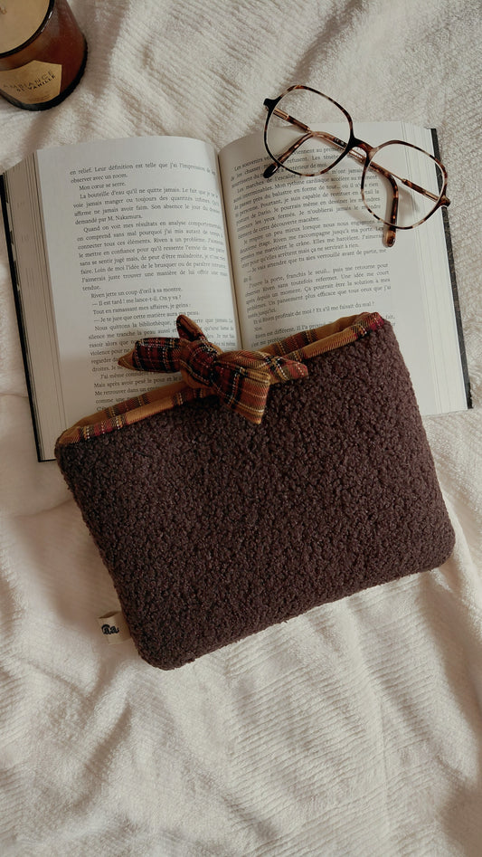Pochette a livres format poche de la collection automne. En moumoute couleur chocolat et intérieur tartan marron