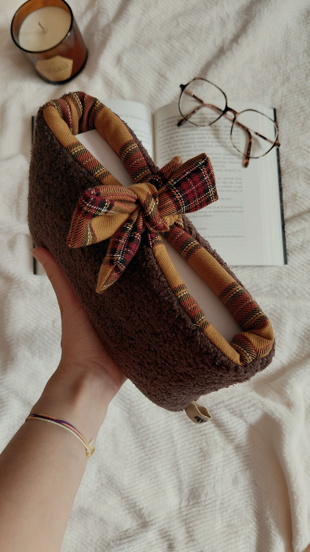 Pochette a livres format poche de la collection automne. En moumoute couleur chocolat et intérieur tartan marron