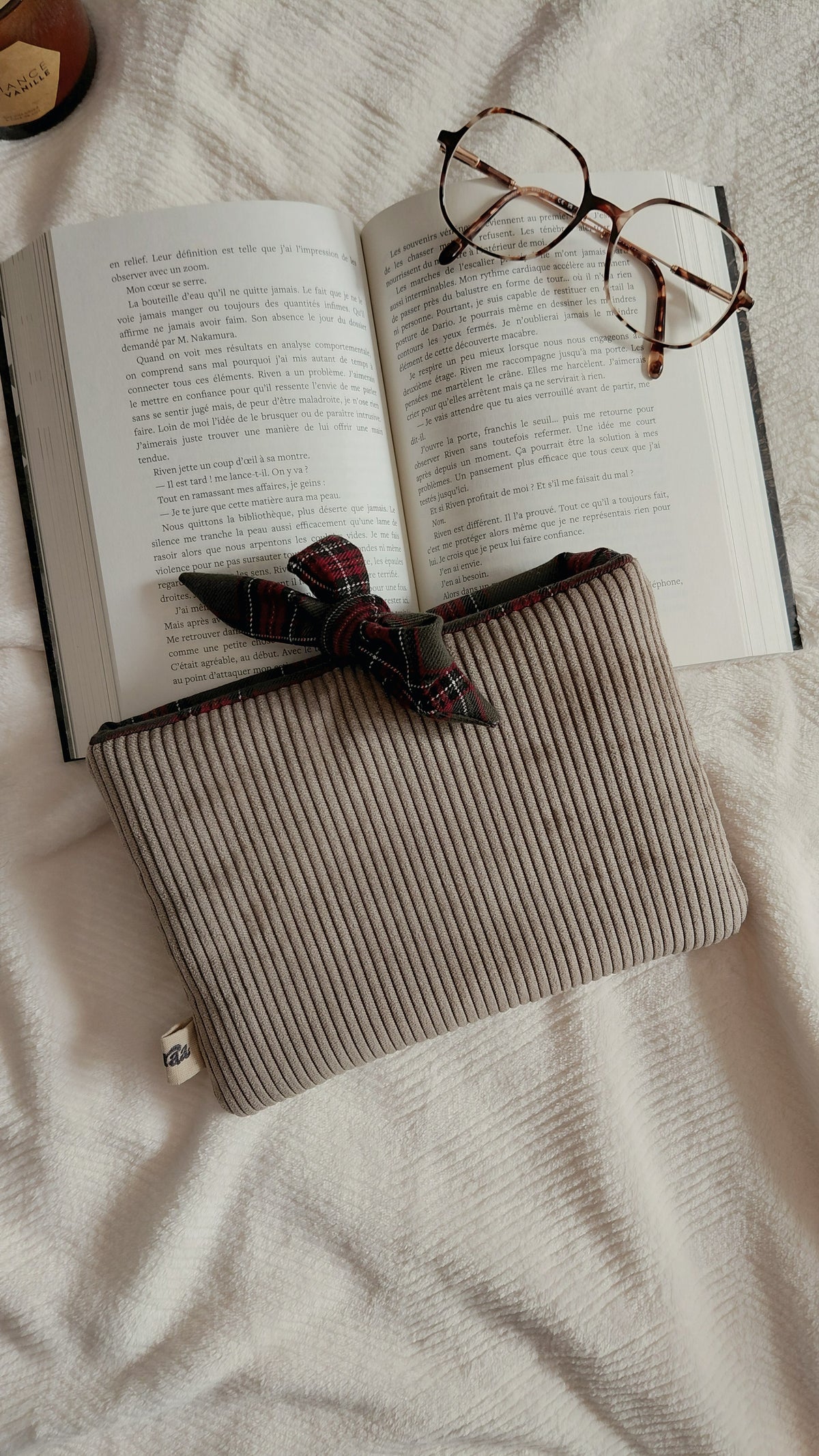 Pochette a livres format poche de la collection automne. En velours couleur taupe et intérieur tartan vert bordeaux