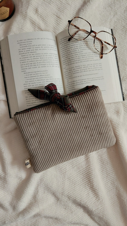 Pochette a livres format poche de la collection automne. En velours couleur taupe et intérieur tartan vert bordeaux