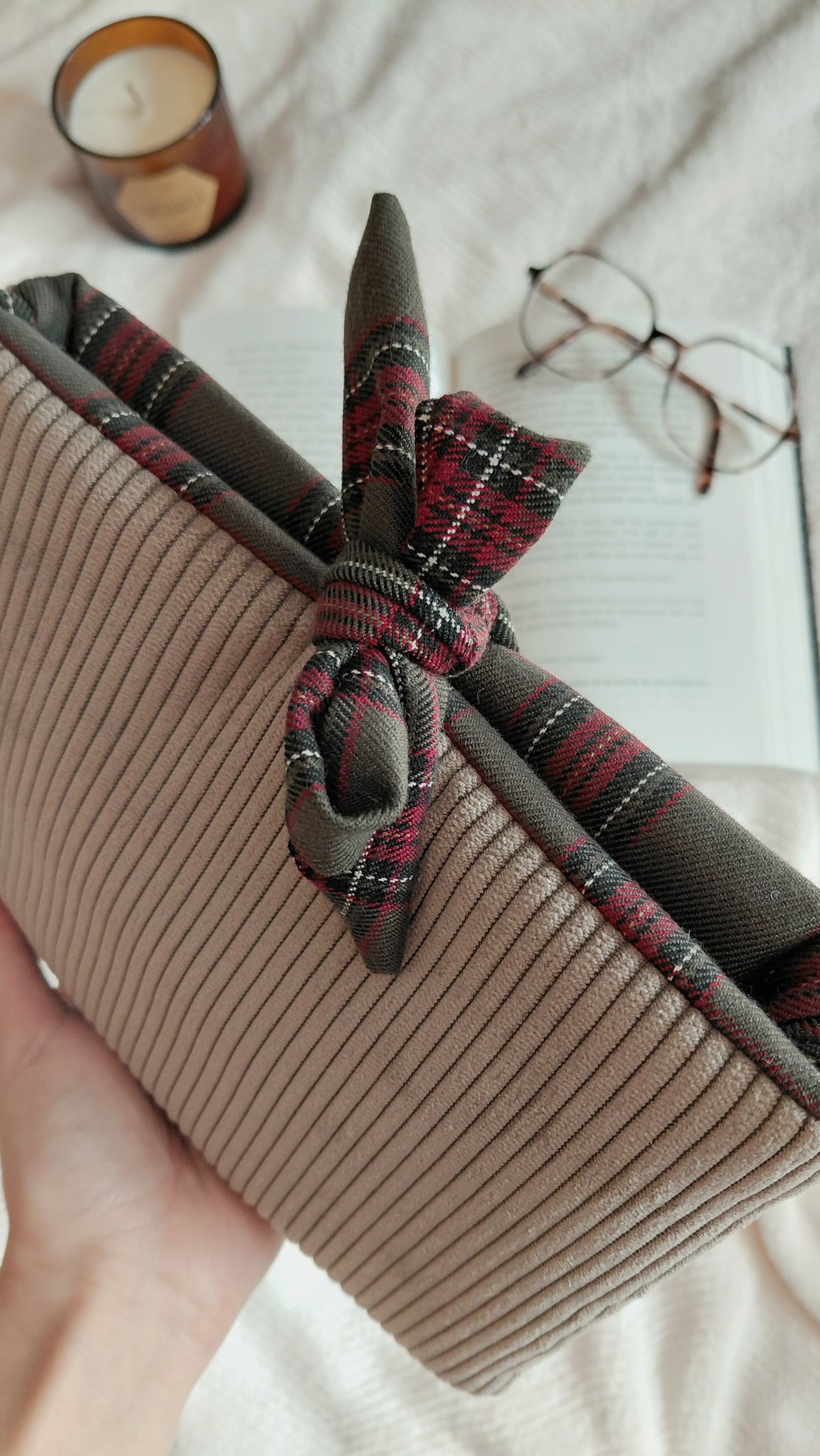 Pochette a livres format poche de la collection automne. En velours couleur taupe et intérieur tartan vert bordeaux