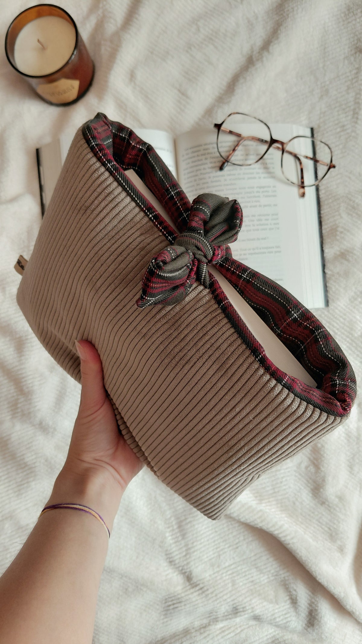 Pochette a livre velours taupe et tartan vert et bordeaux. 